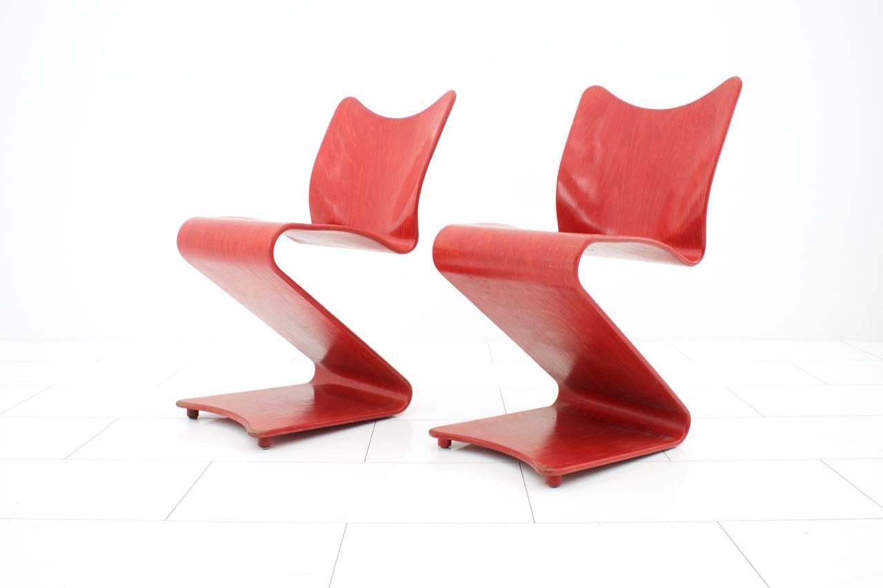 Rare pair of S 275 chairs by Verner canton. 14-layer bent, molded, red lacquered plywood. Designed in 1956, Produced in 1965.
Very rare red color.

Good condition.

Worldwide shipping.