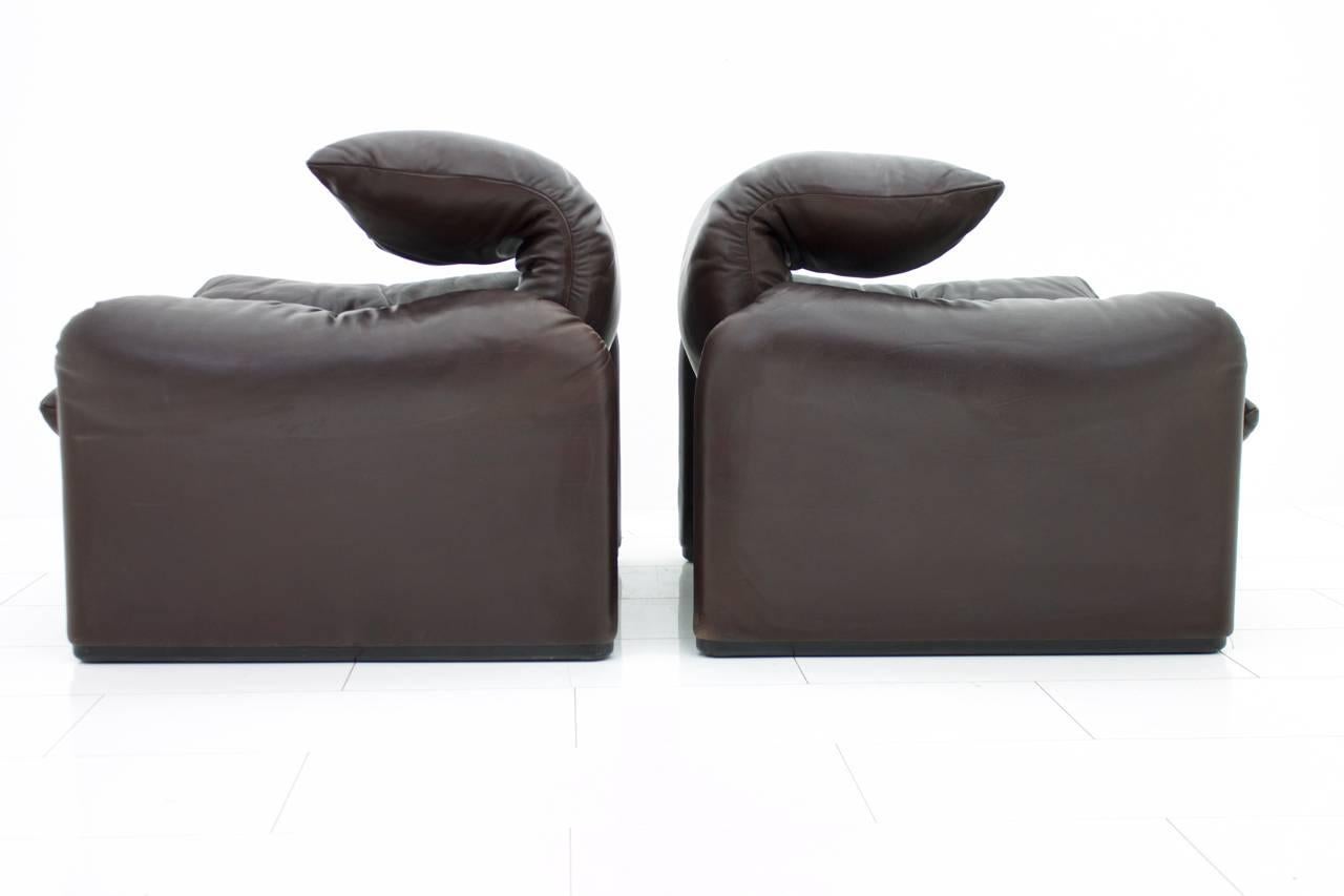 Pair of dark brown leather lounge chairs Maralunga by Vico Magistretti for Cassina, 1973.
Very good condition.

Worldwide shipping.