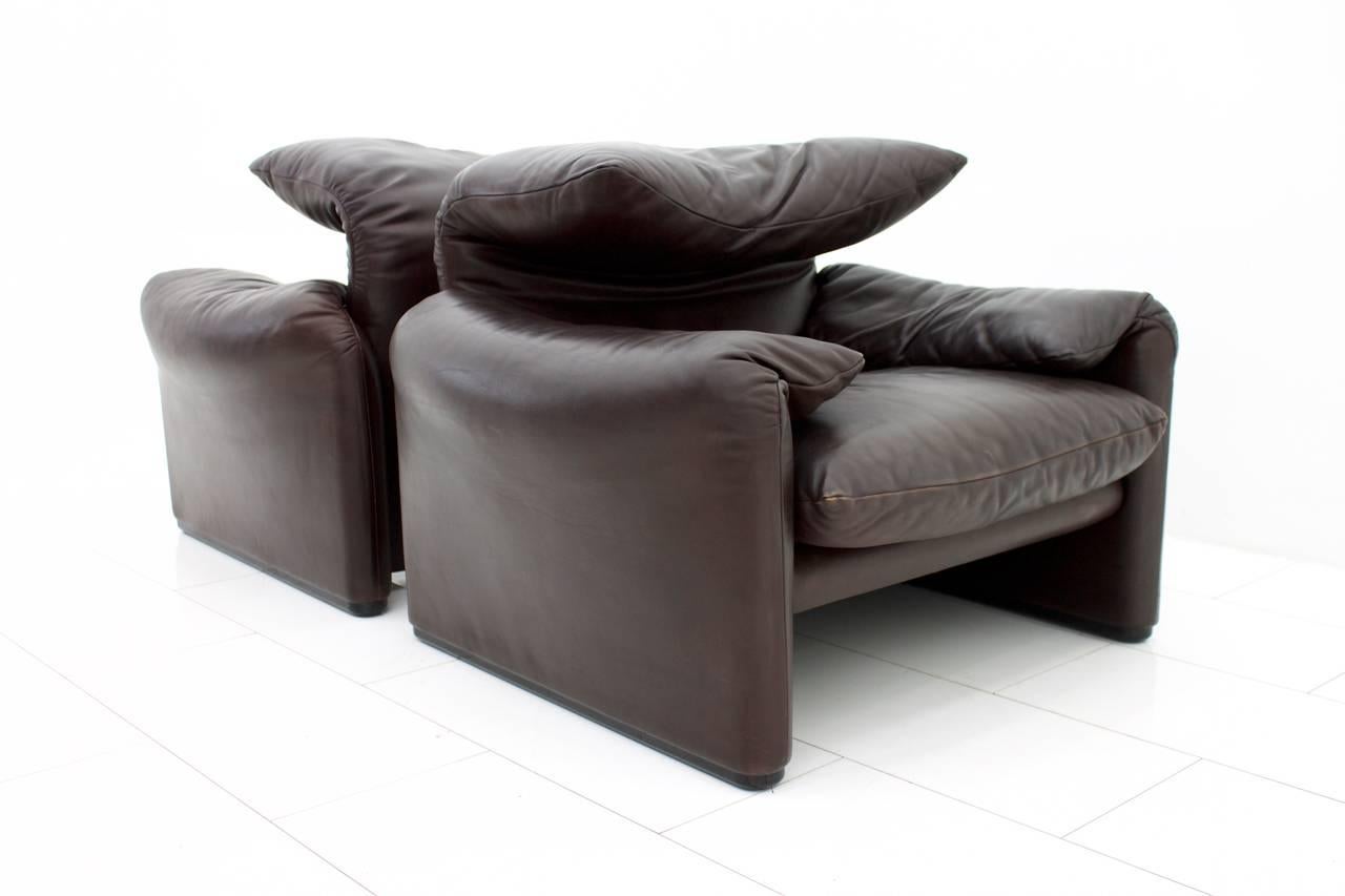 Pair of Leather Lounge Chairs Maralunga by Vico Magistretti for Cassina For Sale 1