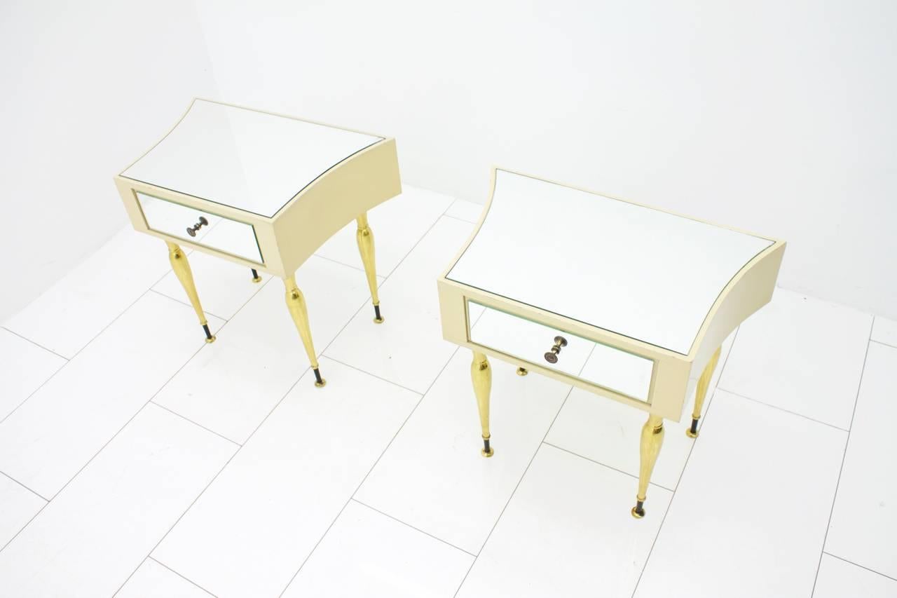 Pair of very nice night stands from the 1960s. Brass, Mirror and crème white lacquered Wood. One- drawer.
Good original conditions.

Worldwide shipping.

 