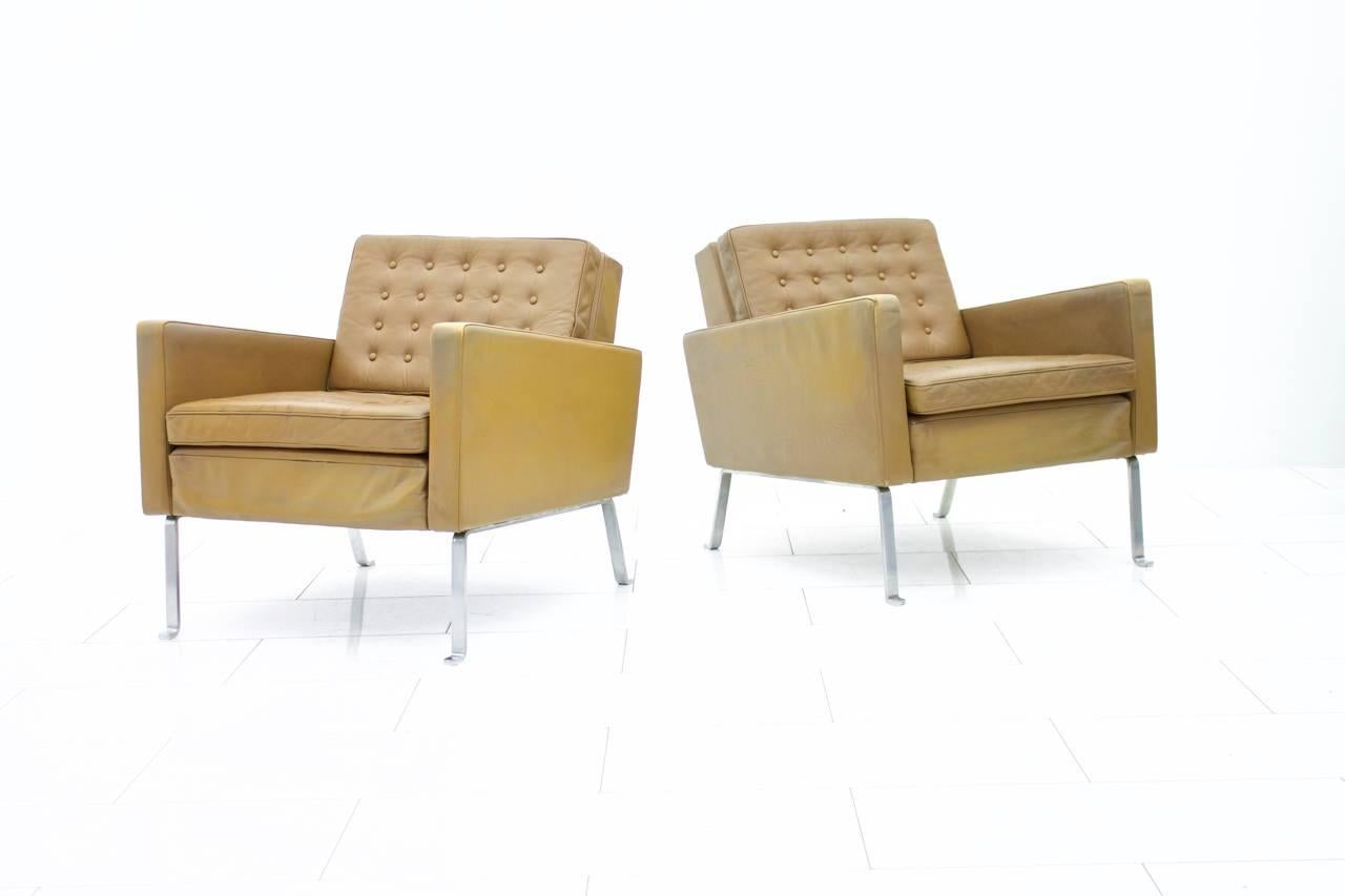 Very rare lounge chairs by Roland Rainer for Wilkhahn, 12956. Chrome-plated steel and loose cushions, leather.
Good original condition

Worldwide shipping.