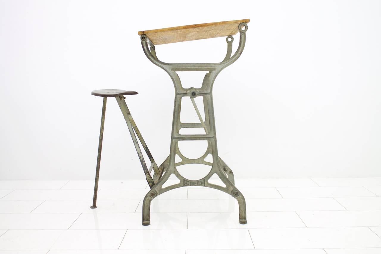 Beautiful working desk with foldable stool from the 1930 in metal and wood. Great patina.
H 112 cm, W 75,5 cm, total depth with folded out Stool 95 cm.


Good condition with great patina.


Worldwide shipping