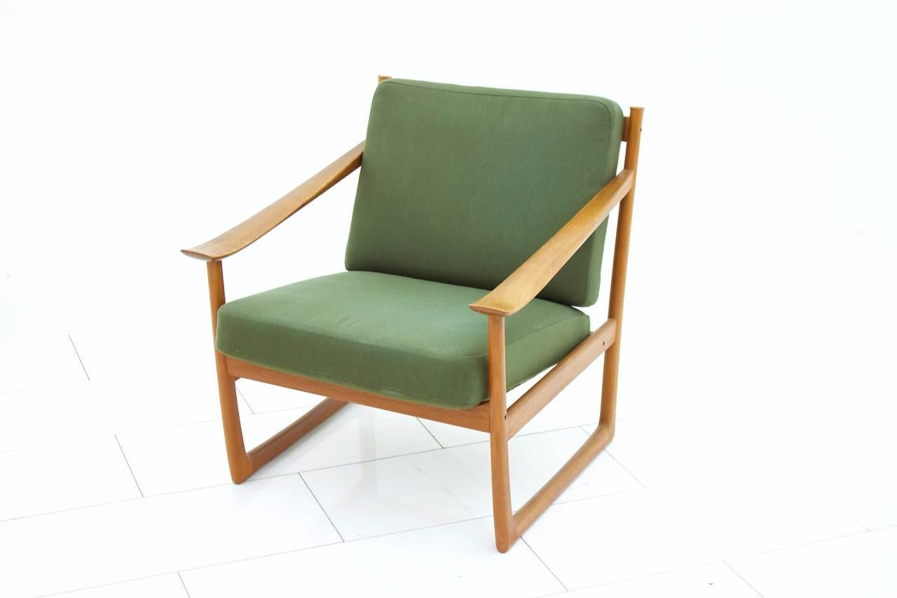 Rare lounge chair FD 130 by Peter Hvidt & Orla Molgaard, by France & Son, Denmark.
Solid teak wood and fabric. Designed in 1961. This chair are from 1964 and in a very good original condition.
Measurements: H 76 cm x B 69 cm x 75 x SH 42