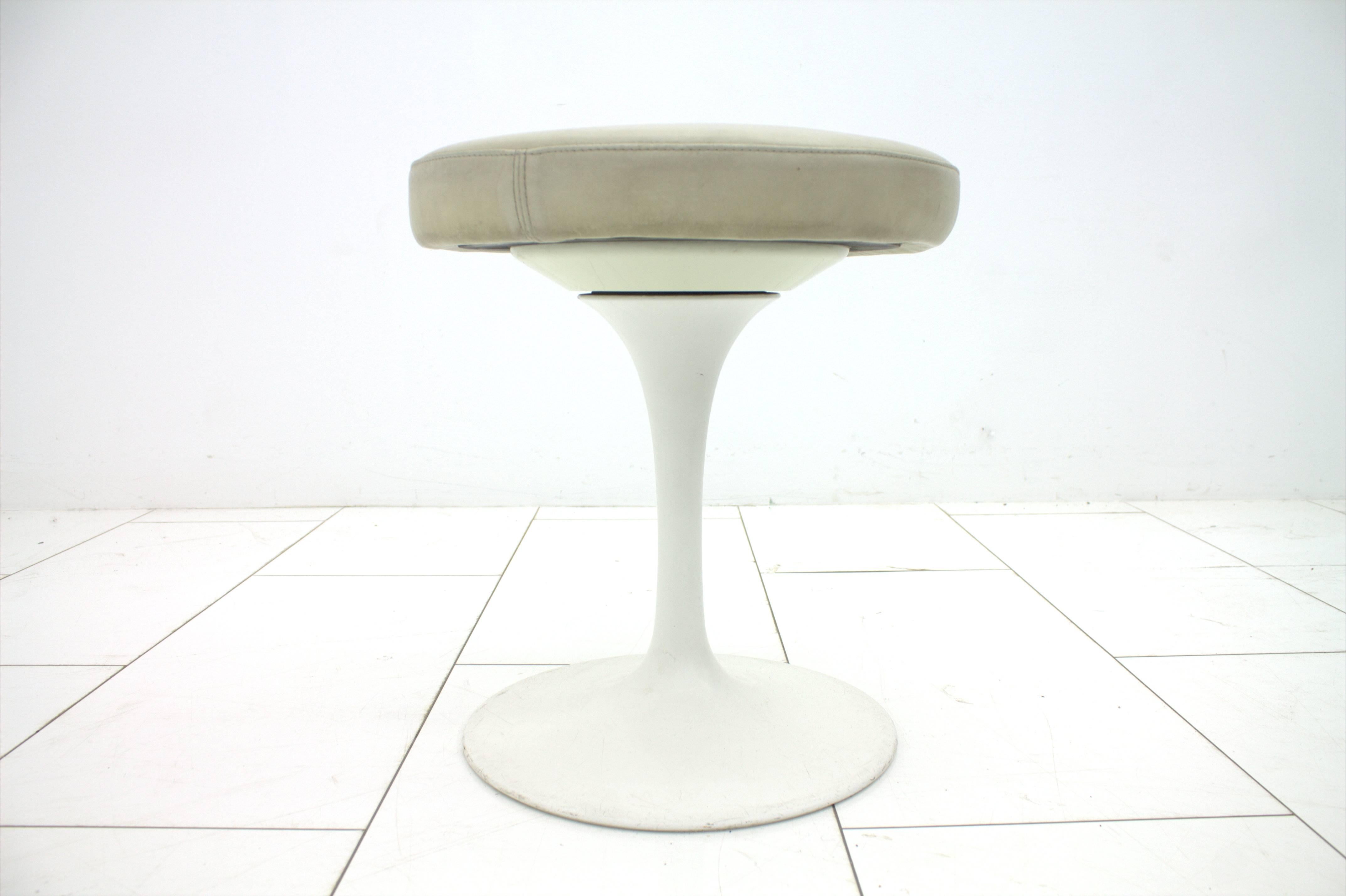 Eero Saarinen stool by Knoll International

Good condition.

Worldwide shipping.