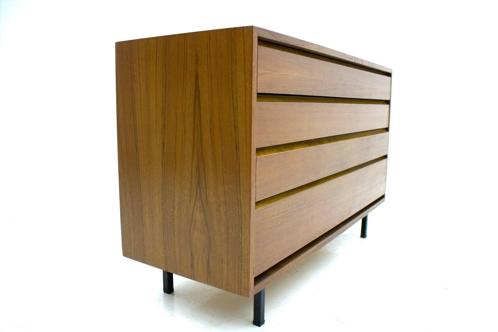 Small chest of drawers by Ollie Borg for Asko, Finland with teakwood and metal legs. Four drawers.
Measures: W 97 cm, H 64 cm, D 38 cm.
Good condition.


Worldwide shipping.