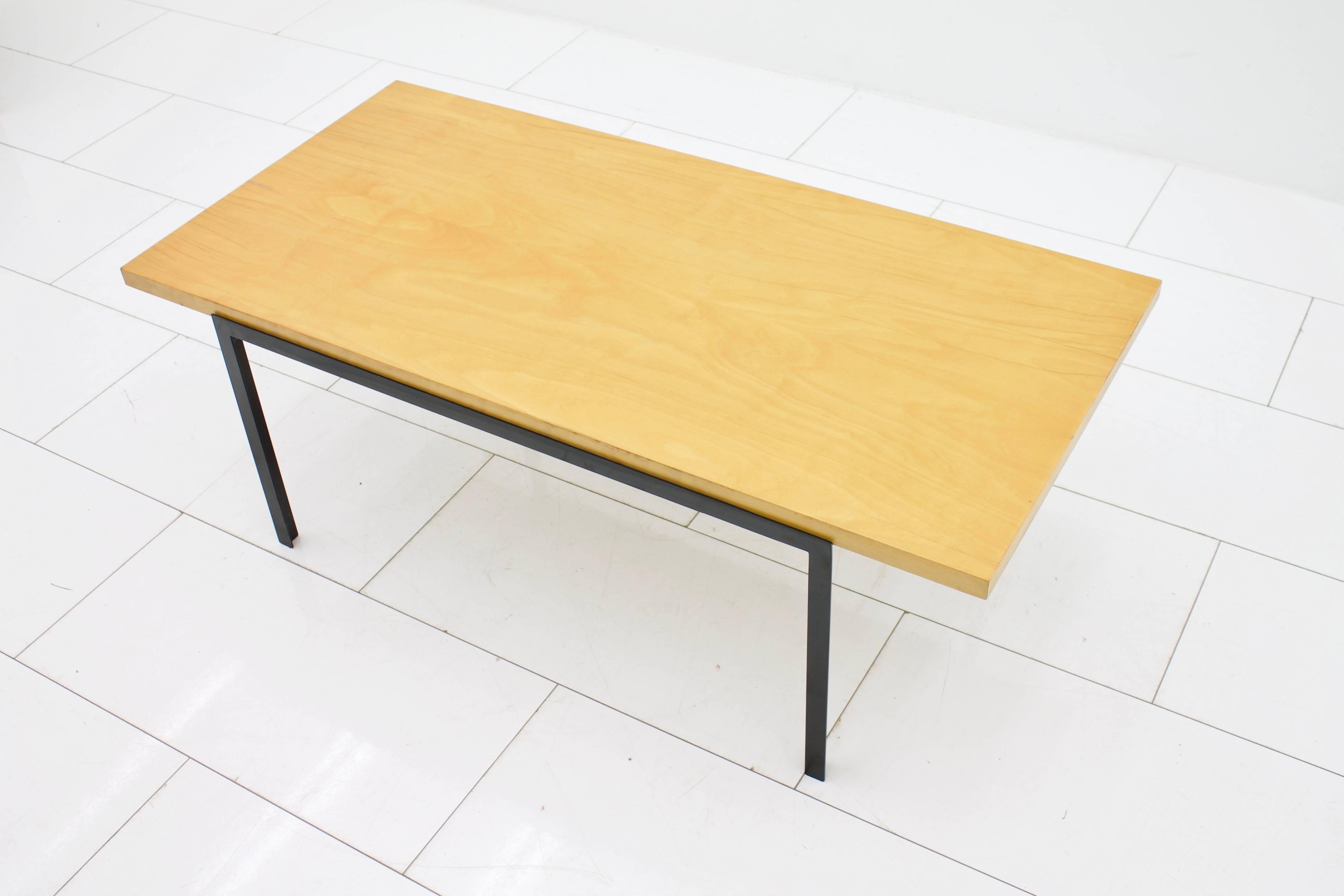 Florence Knoll T-angel coffee table, 1953, Knoll International.
Measures: W 114 cm, D 56 cm, H 41 cm.
Good condition with a small repair on the tabletop.

Worldwide shipping.