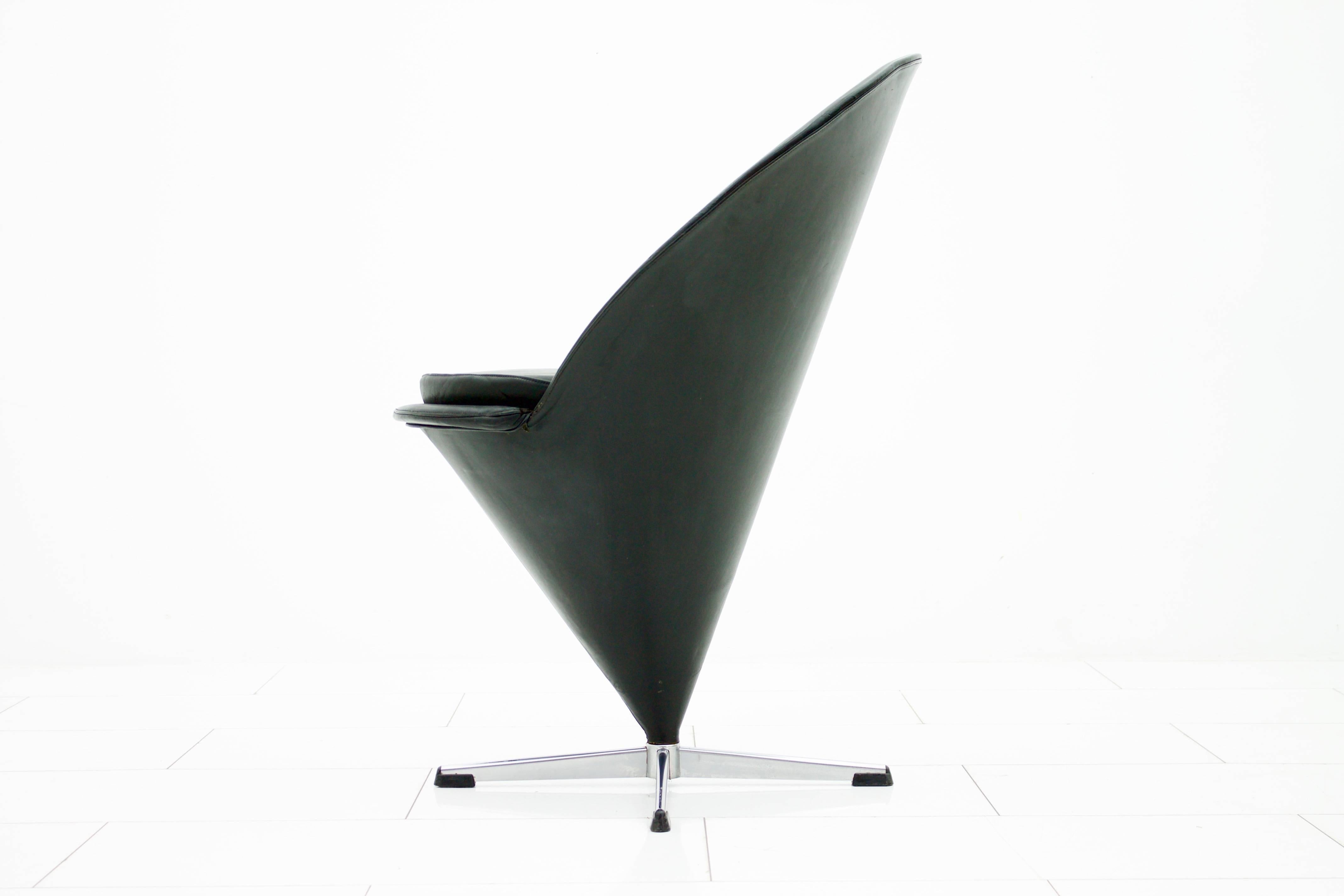 Original verner panton cone chair, original black leather, designed in 1958. 
Four chairs are available.

Very good original condition!

Worldwide shipping.