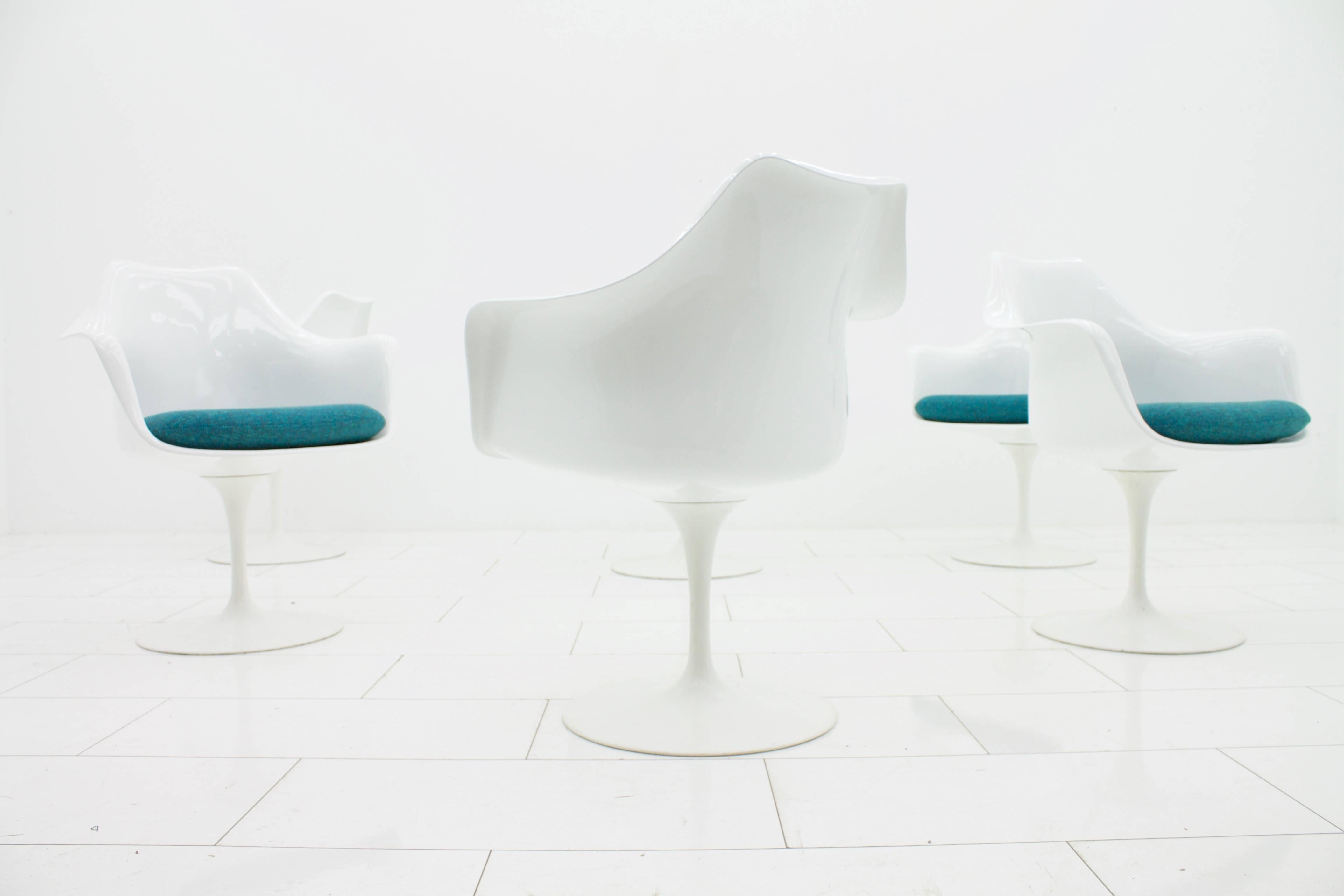 Mid-20th Century Set of Six Eero Saarinen Tulip Swivel Chairs, Knoll International For Sale