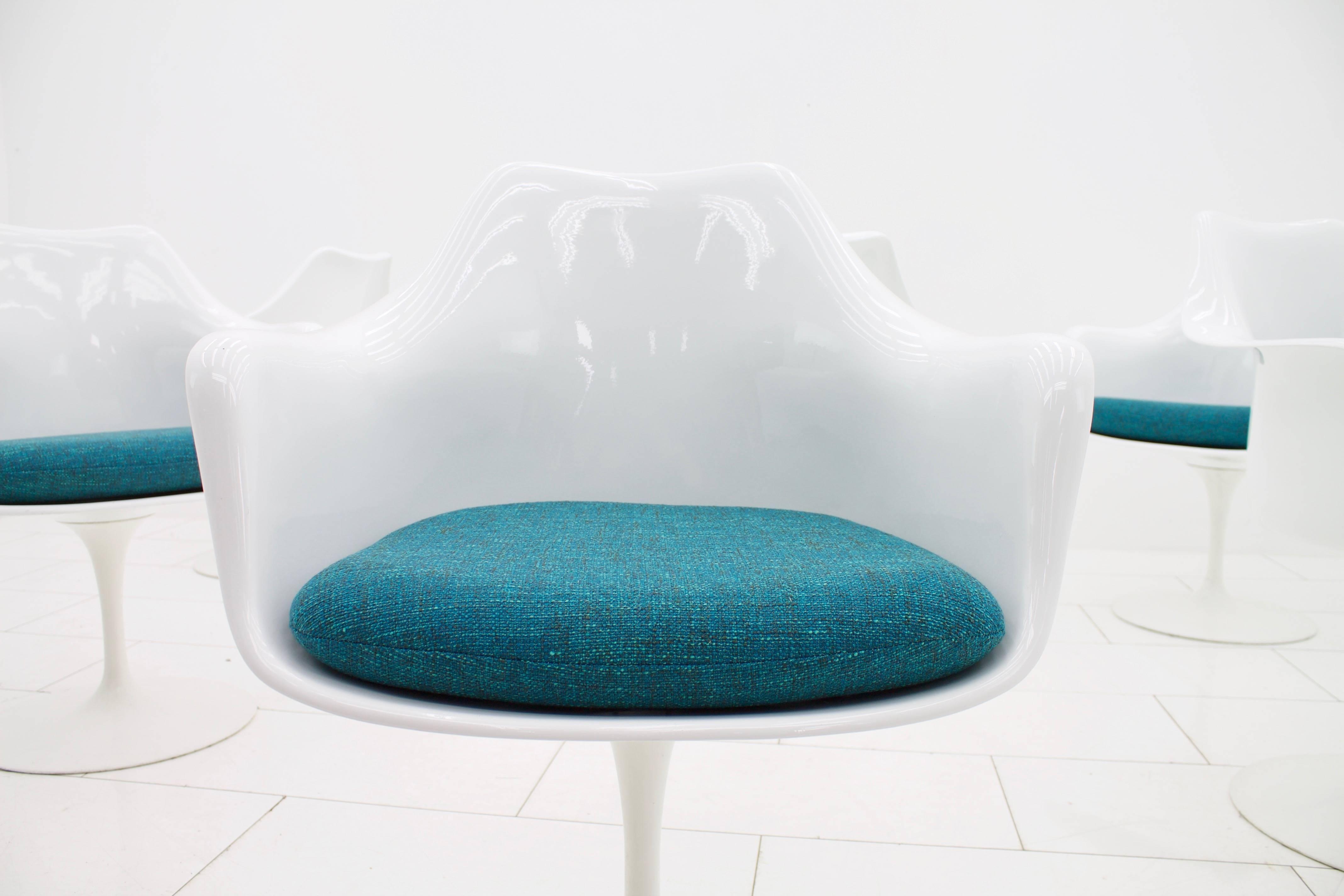 Mid-Century Modern Set of Six Eero Saarinen Tulip Swivel Chairs, Knoll International For Sale