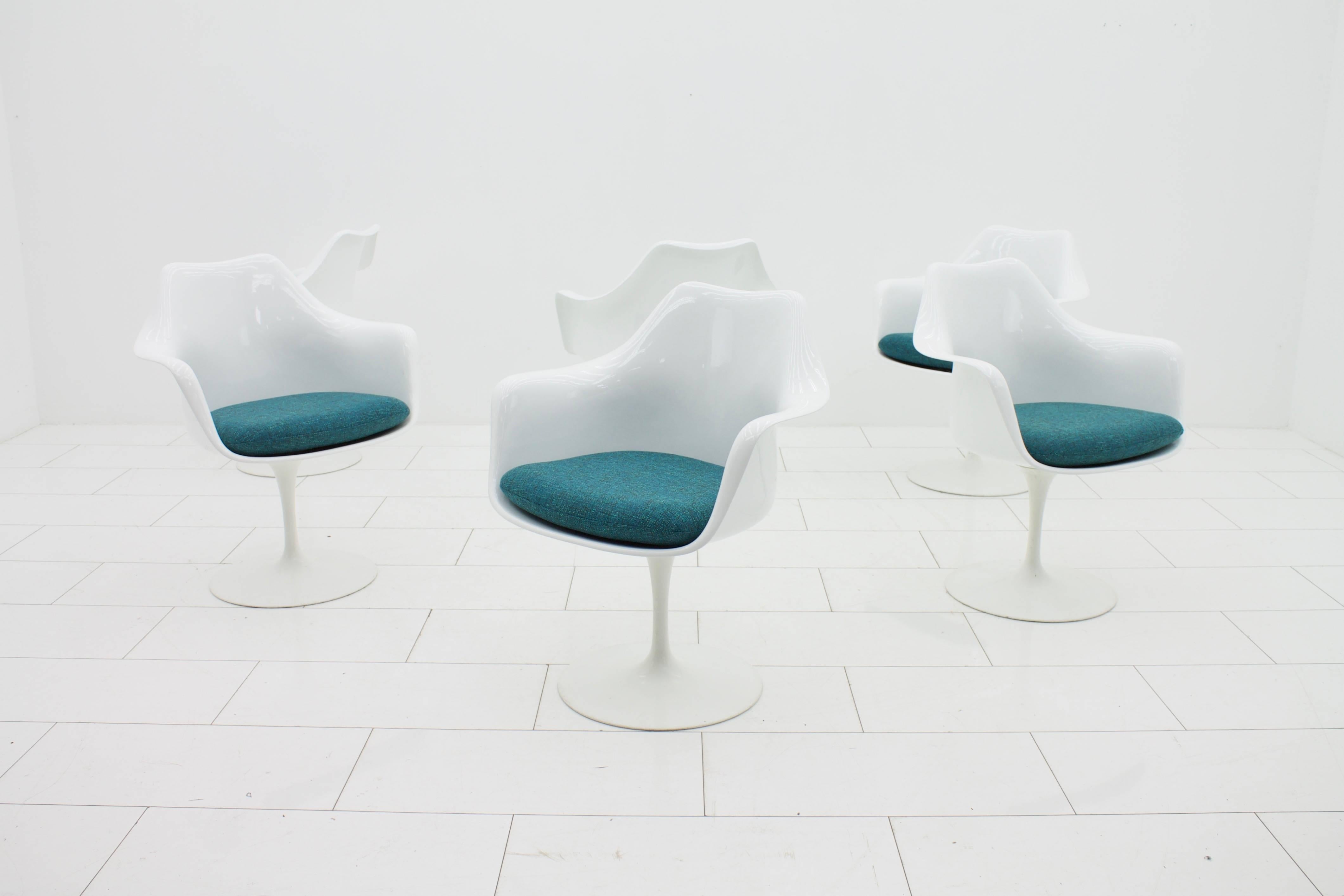 Aluminum Set of Six Eero Saarinen Tulip Swivel Chairs, Knoll International For Sale