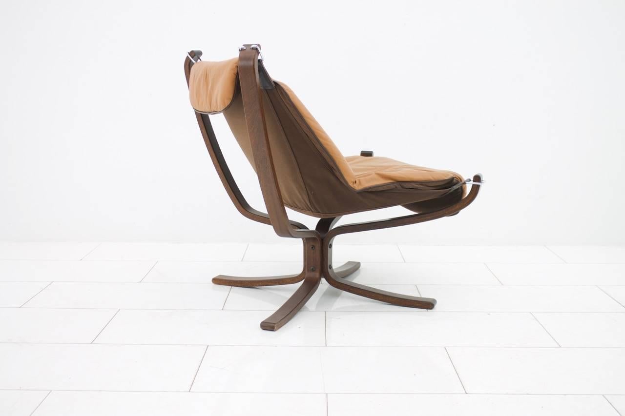Beautiful lounge chair by Sigurd Resell for Vatne Mobler, Norway, 1971. Cognac brown leather, canvas and plywood.
Measures: H 81 cm, B 68 cm, T 78 SH 42 cm.

Excellent original condition.