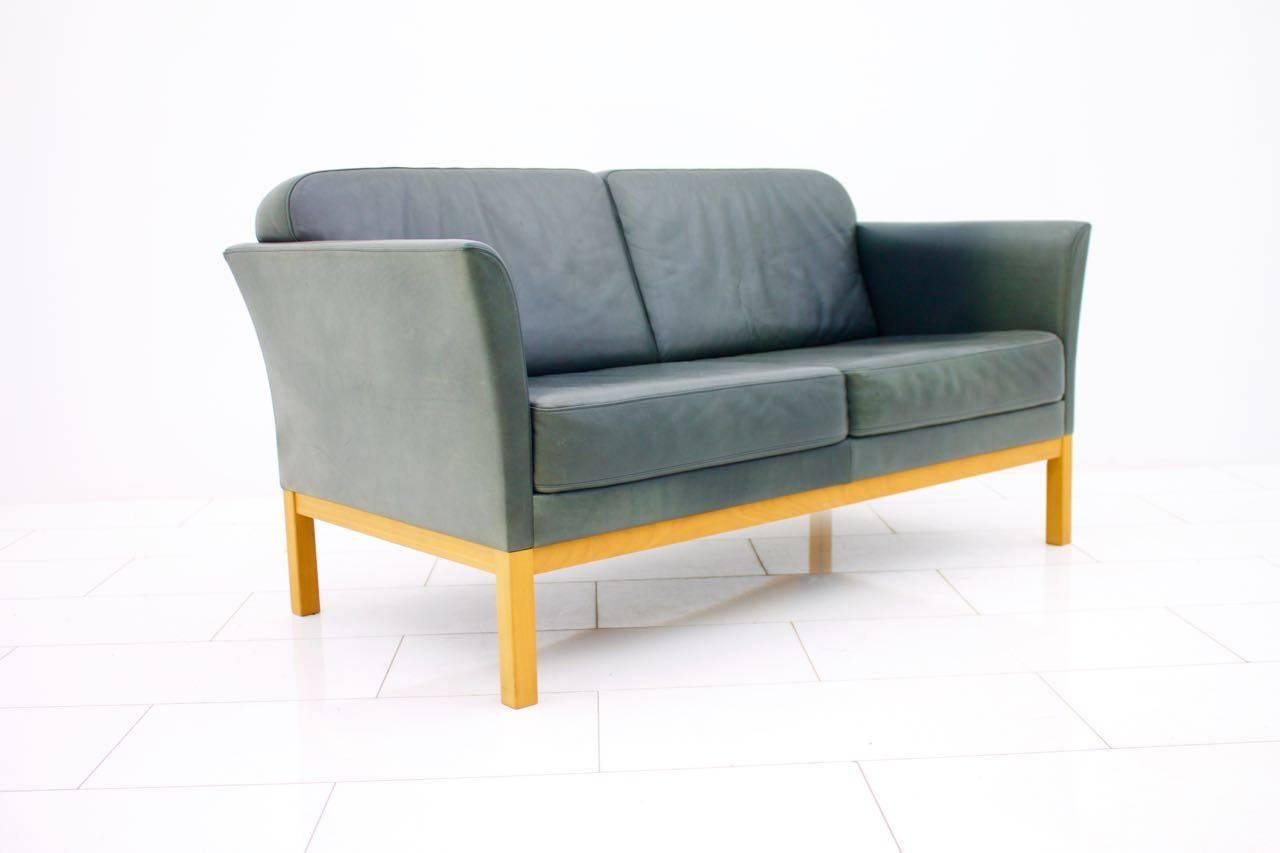 Danish Modern Two-Seat Leather Sofa In Good Condition For Sale In Frankfurt / Dreieich, DE