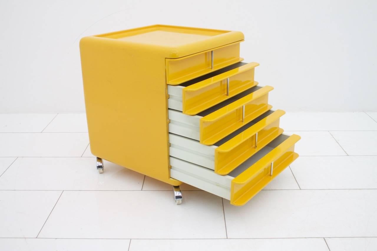 Yellow office pedestal from the 1970s.

Good condition.


    