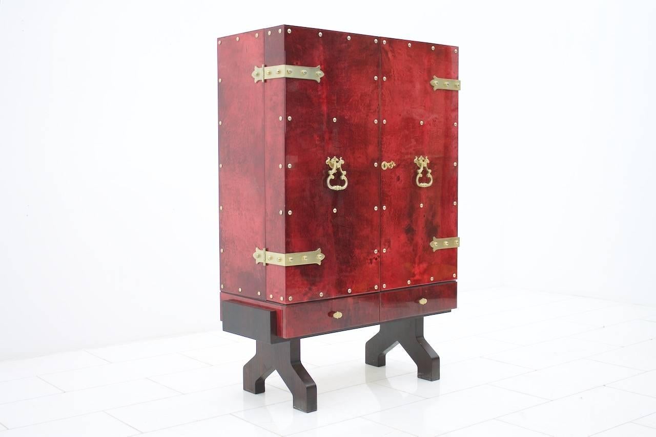 lluminated, mirrored dry bar by Aldo Tura, Italy in rare red goatskin, lacquered. Nicely brass details. The dry bar comes from the 1960s.
H 131 cm, W 88.5 cm, D 42 cm.
Very good condition with slight signs of wear in the non-visible