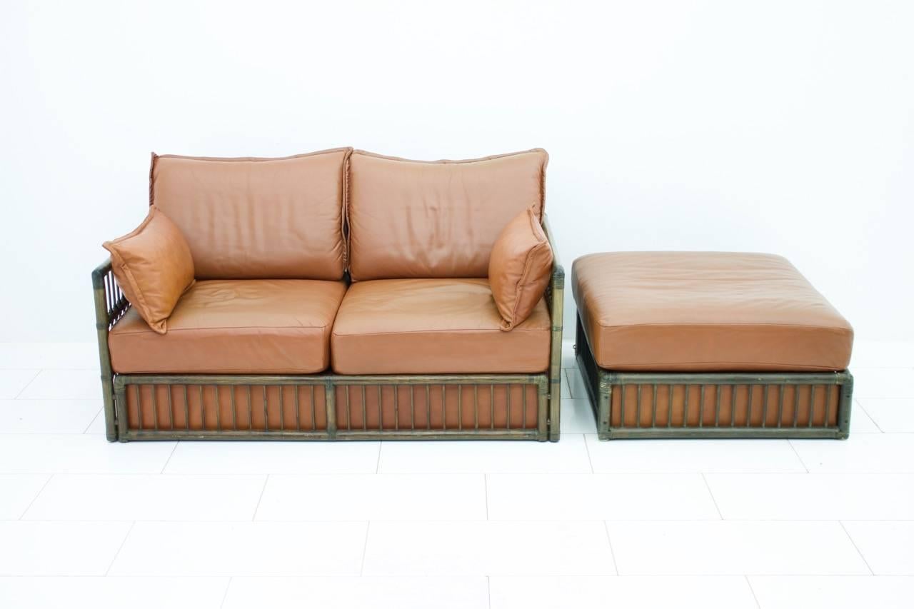 Beautiful leather sofa with loose cushions and rattan frame and a foot stool by Rolf Benz, 1978

Very good condition.

      