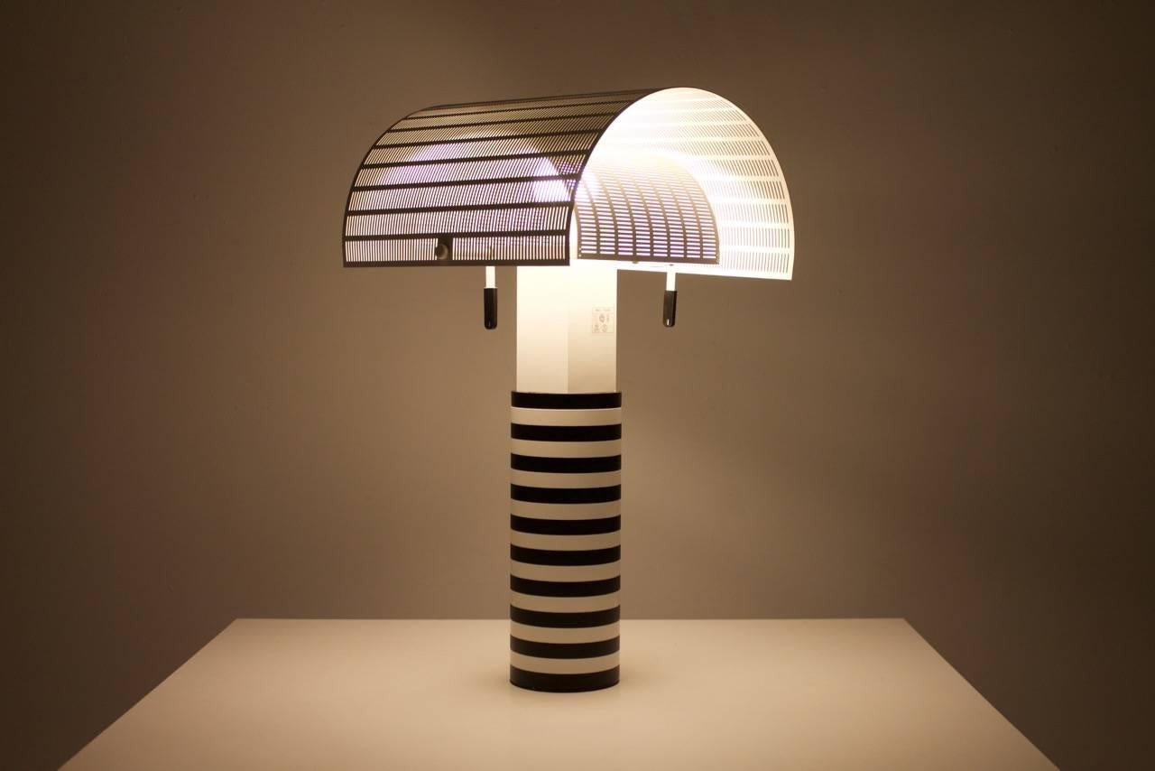 Beautiful and near in perfect condition table lamp 'shogun' by Mario Botta for Artemide 1986. This table lamp comes from the 1980s.

Excellent condition.