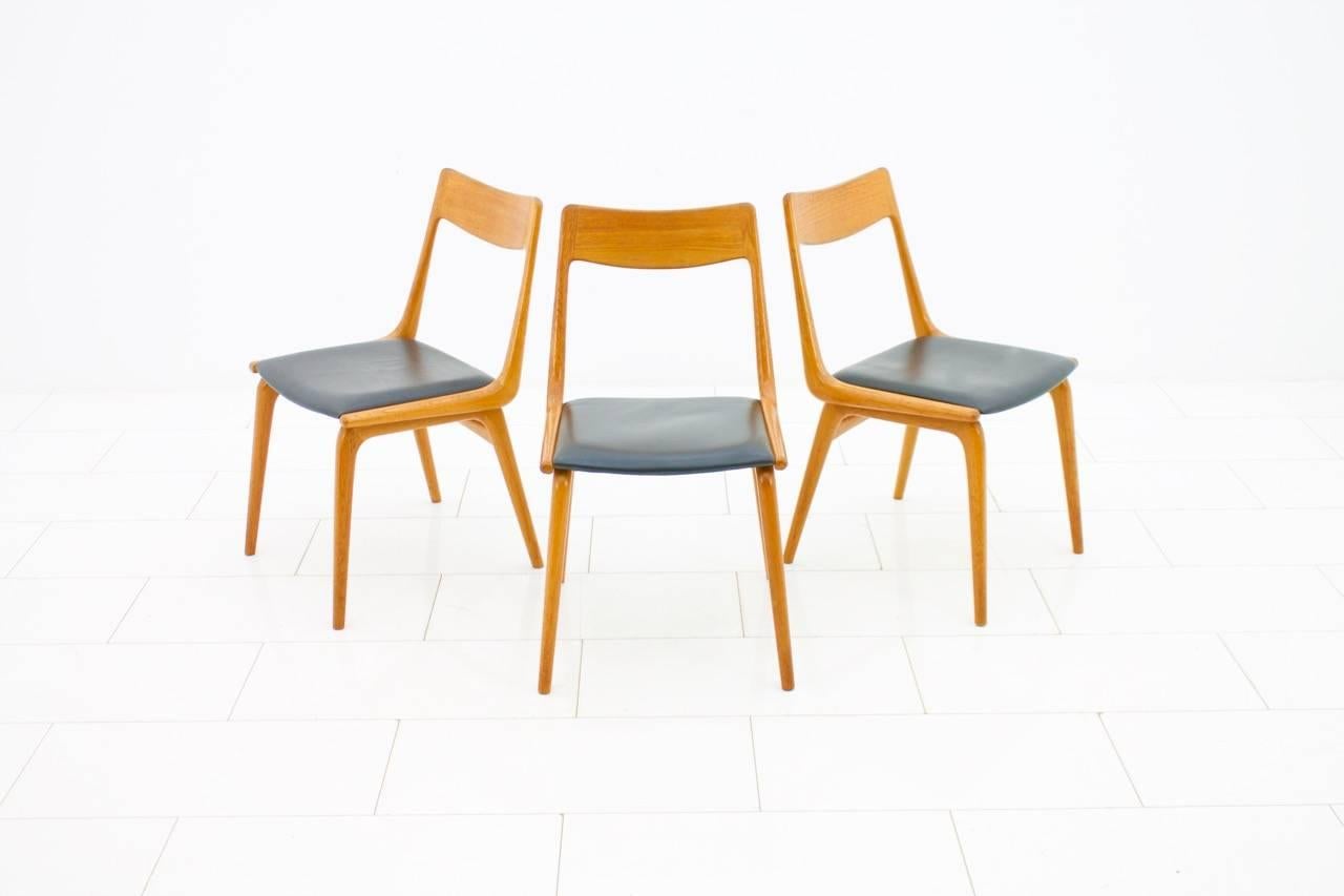 Erik Christensen boomerang dining chairs in teak wood and black leather. Slagelse, Denmark, circa 1950s. Very good original condition.

Two Chairs are available.