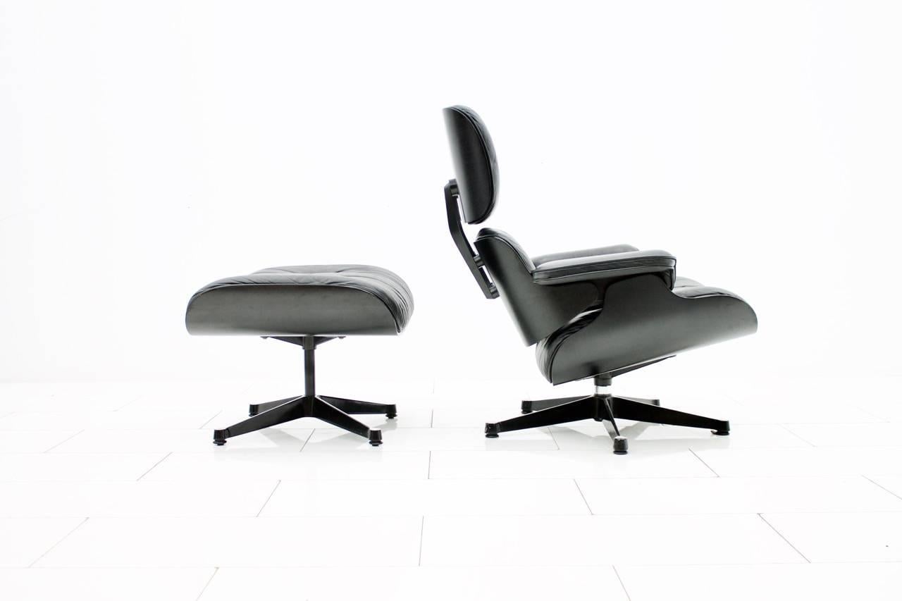 American Charles Eames Lounge Chair with Ottoman Black / Black For Sale