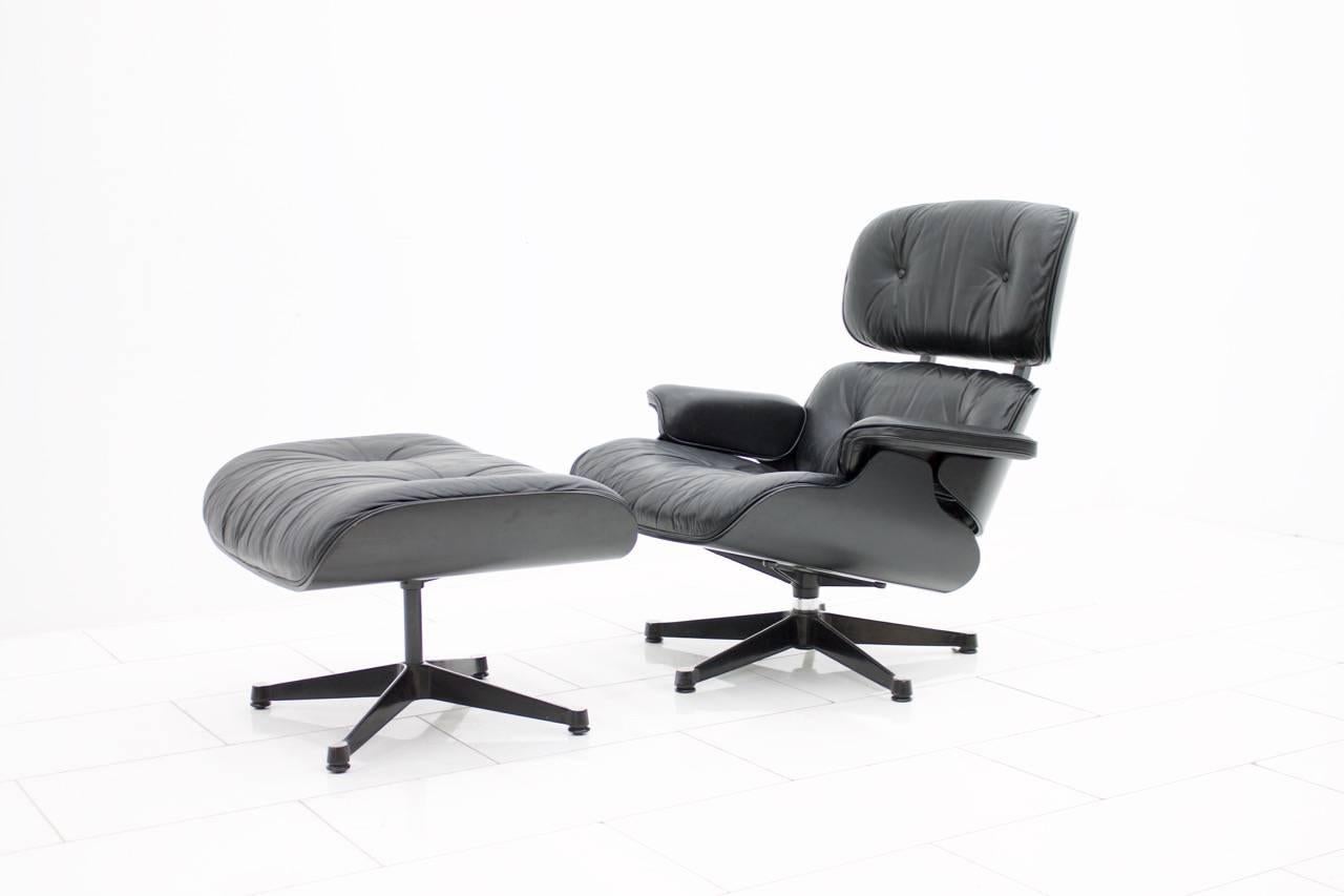 Charles & Ray Eames lounge chair, 670 & 671, in beautiful black color. Herman Miller and made by Vitra.
Very good condition with small signs of age.
Measures: W 85 cm, H 86 cm, D 83 cm + Ottoman.