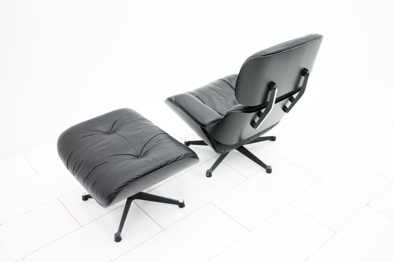 Mid-20th Century Charles Eames Lounge Chair with Ottoman Black / Black For Sale