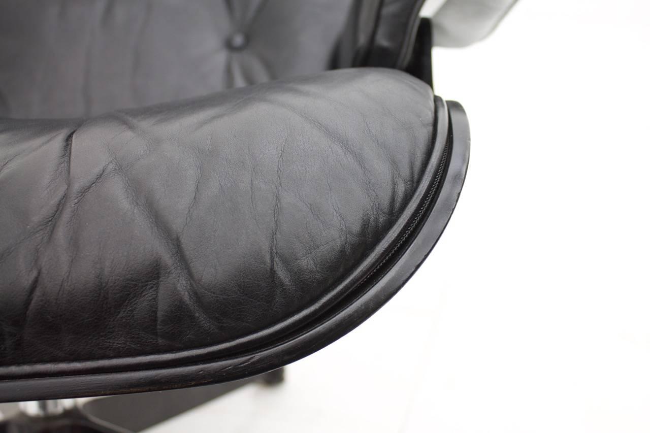 Charles Eames Lounge Chair with Ottoman Black / Black For Sale 3