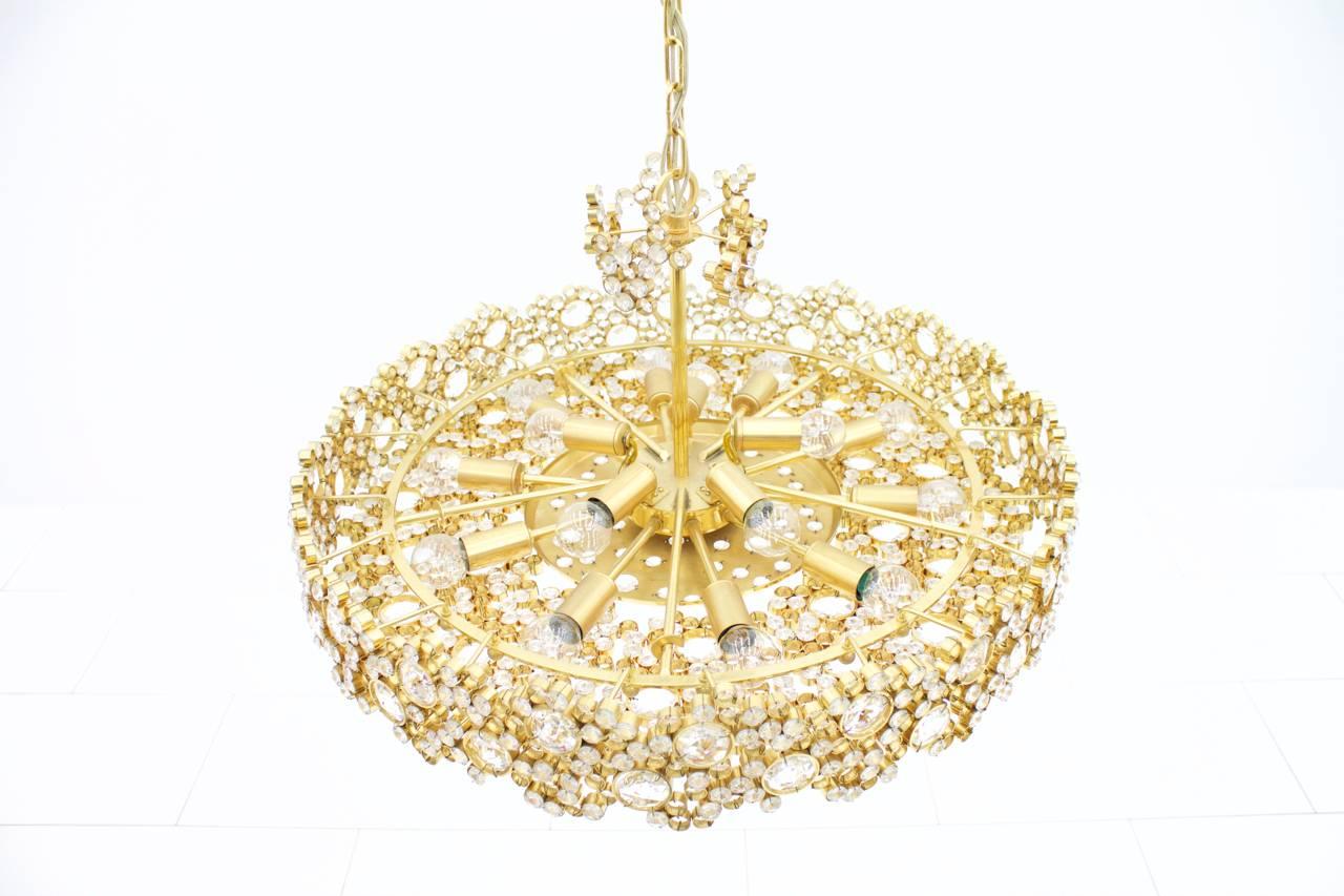Fantastic chandelier of gilded brass and crystal glass by Palwa, Germany, 1960s.
Measures: 67cm (26 in.) diameter, total height 60 cm. 15 x bulbs with an E 14 socket.

Very good condition.

  