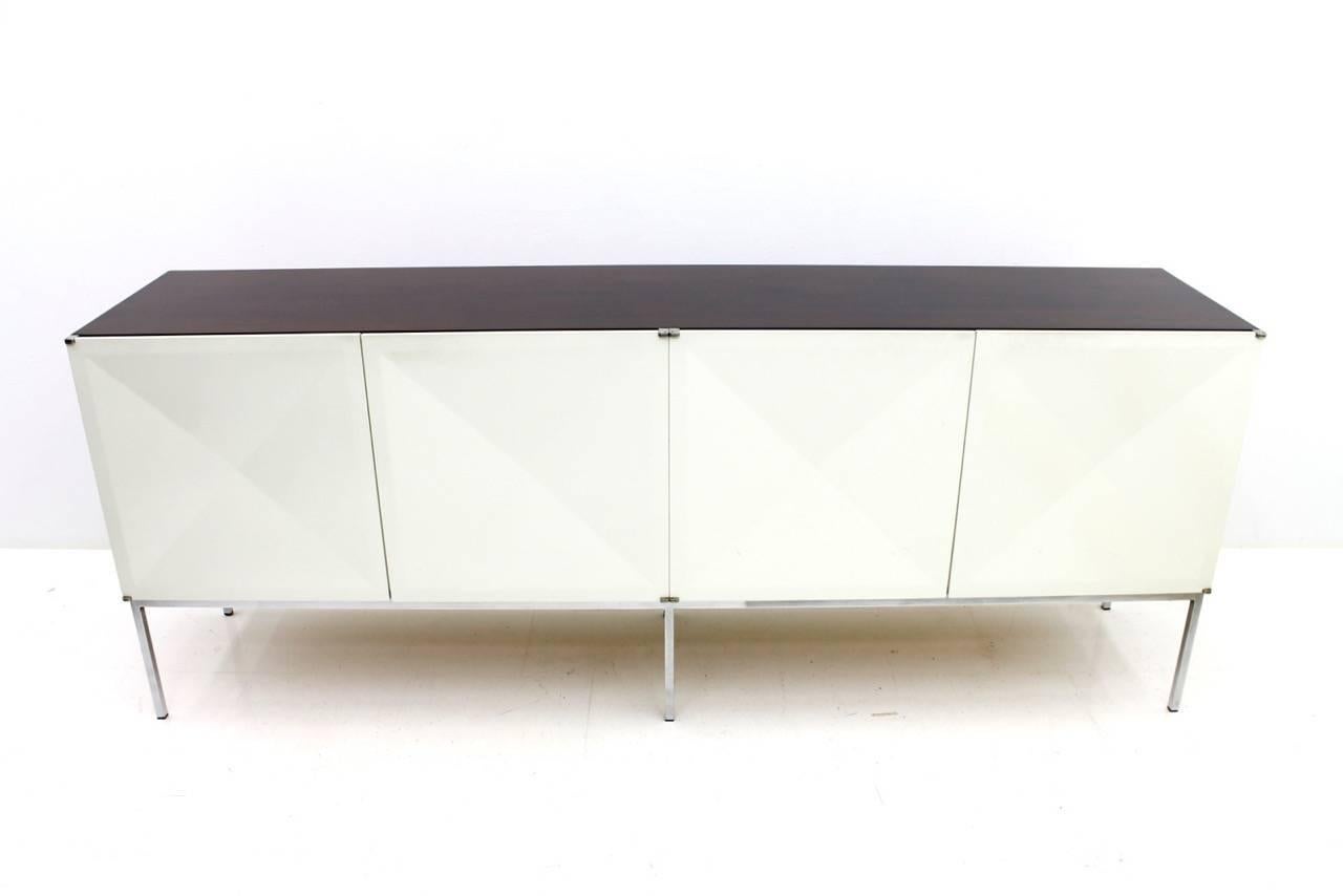 Sideboard in Mahogany with white lacquered doors designed by Antoine Philippon and Jacqueline Lecoq 1962, made by Behr.

Very good condition.

Worldwide shipping.

      