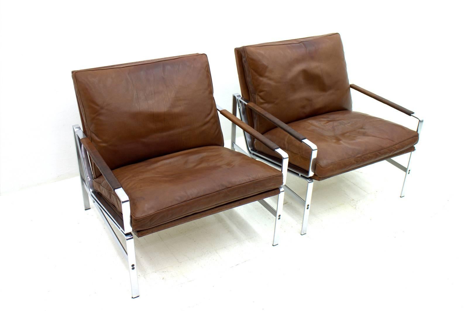 Pair of Leather and Steel Lounge Chairs by Fabricius & Kastholm FK 6720 In Good Condition In Frankfurt / Dreieich, DE