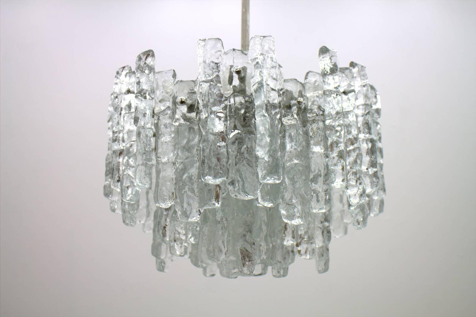 Very nice chandelier from Kalmar Austria from the 1960s.
Very good condition.


The Kalmar “Werkstätten” (workshops) are as well part of Austrian culture as of modern design. Julius August Kalmar founded the Viennese company in 1881 as a cast bronze