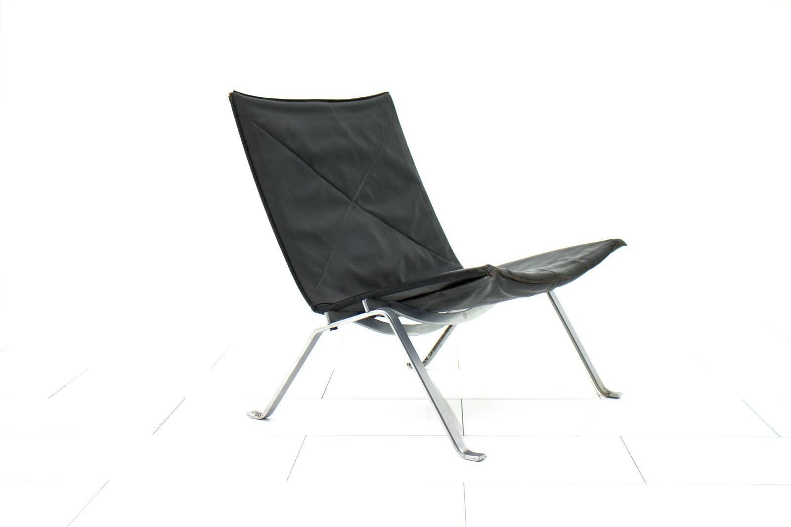 Early PK 22 lounge chair by Poul Kjaerholm, E. Kold Christensen, Denmark, 1955. Original vintage condition without any restoration.
Measurement: H 71 cm, B 63 cm, T 63 cm.
Great Chair!

Worldwide shipping.