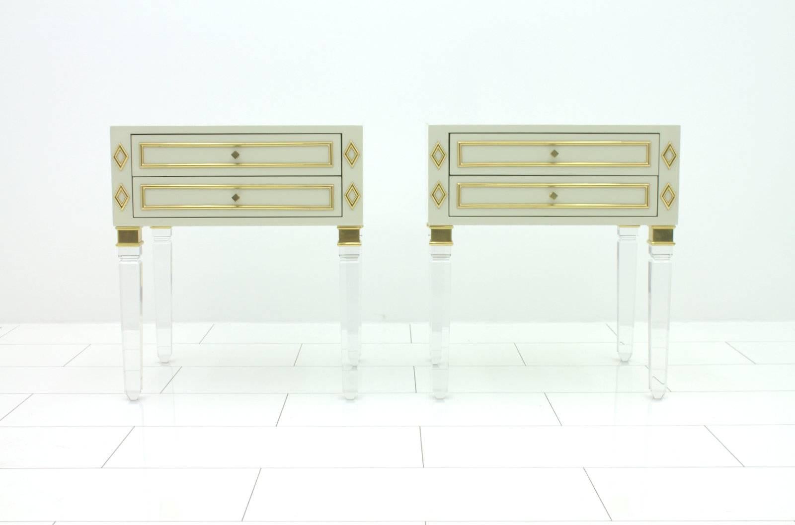 Pair of Nightstands in Lucite, wood and brass, 1970s.
Very good condition.

Worldwide shipping.