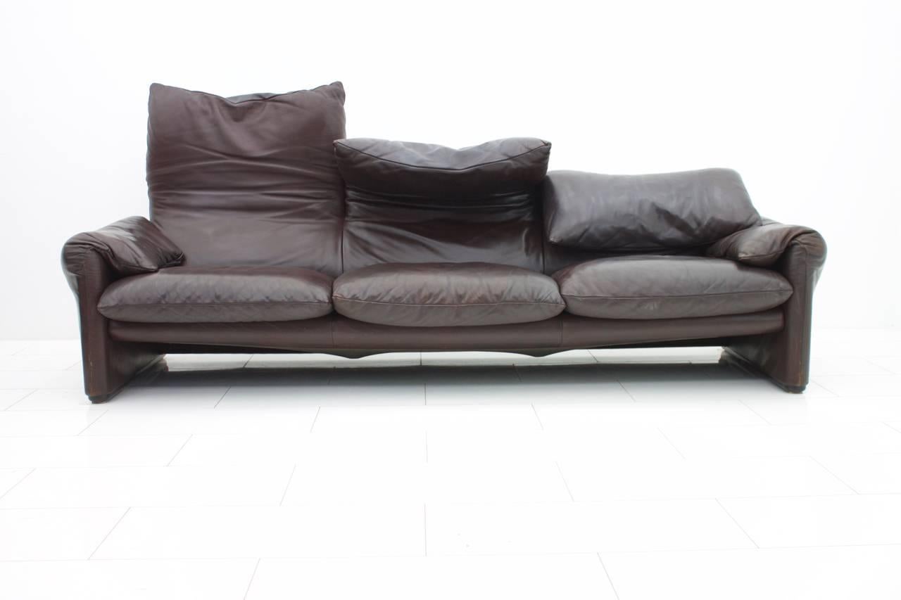 Large seating group "Maralunga" by Vico Magistretti for Cassina 1973.
Dark brown leather.
1 x 3 seater sofa, 1 x 2 seater Sfa, 2 x lounge chairs and one foot stool.
Very good condition.

Measurements (in cm): 
Two-seat: H 71 cm x W