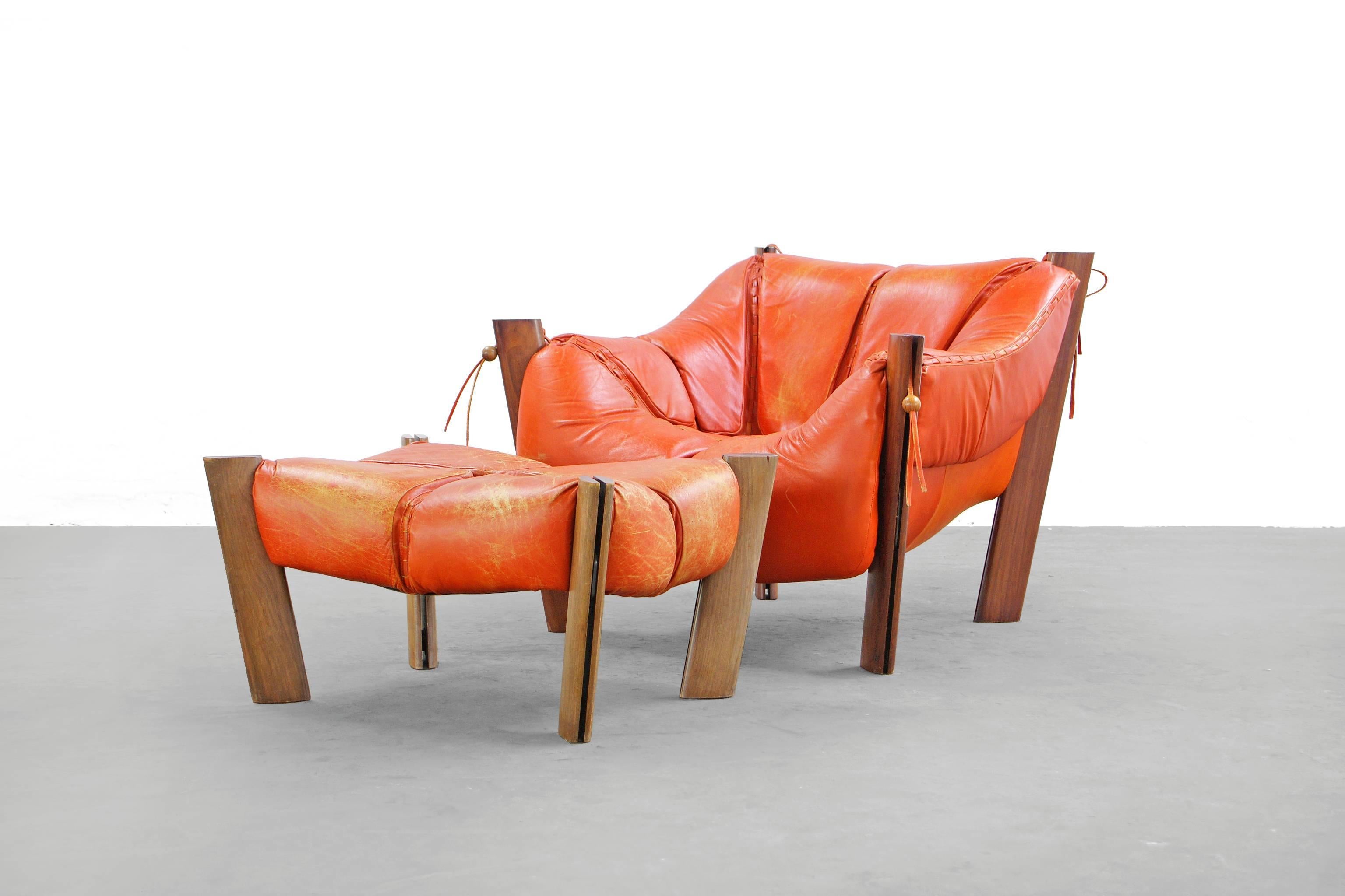 A classic lounge chair and ottoman by Percival Lafer. Model MP-211.
Four-part profiled legs of Brazilian rosewood. Seat, sides and back of high resilient molded polyurethane foam, covered with leather, in steel frame.
Draft of 1974. Execution