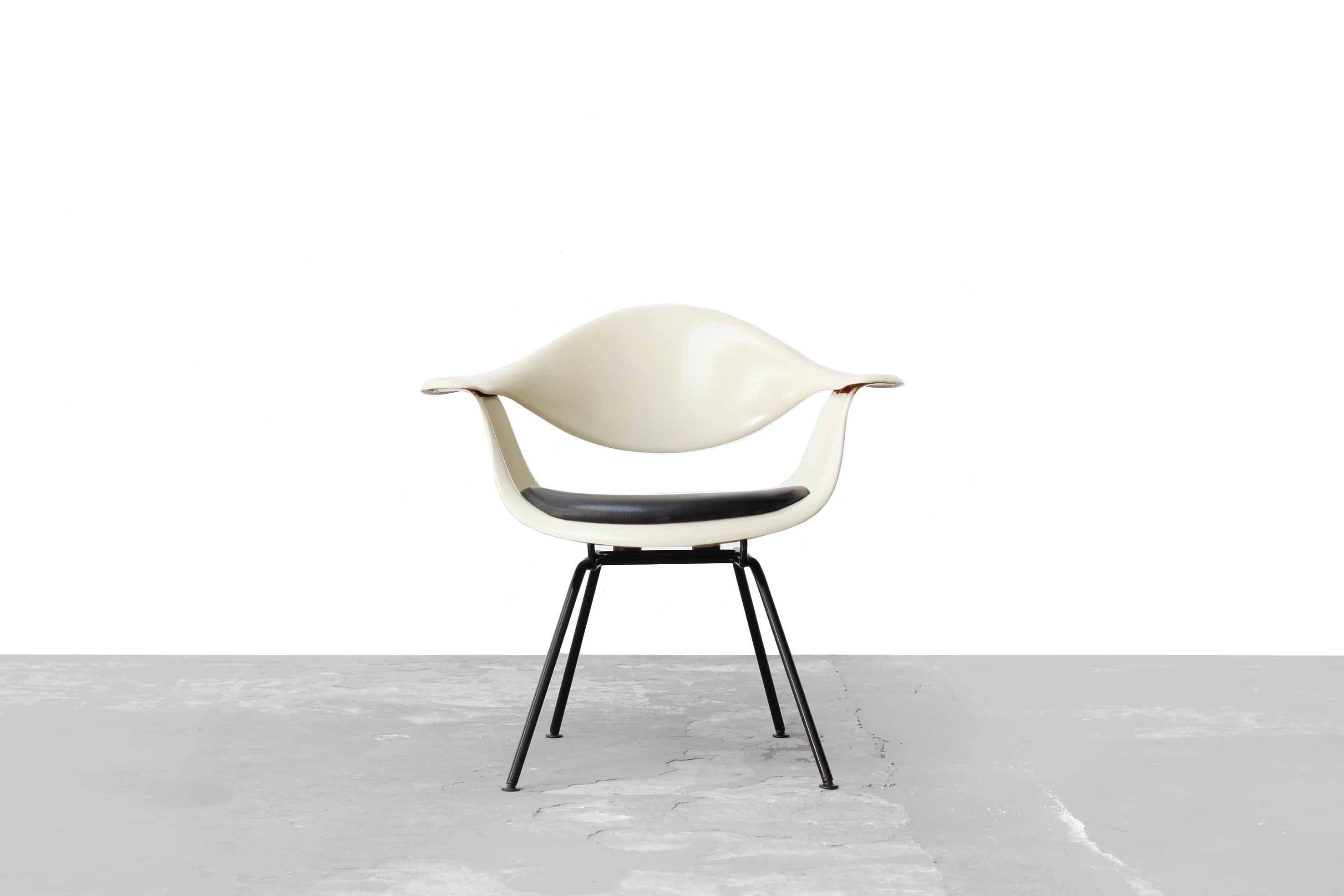 DAF chair low H-base designed by George Nelson for Herman Miller, 1958.
Off-white fiber glass seat shell with black leather seat. Light traces of use.