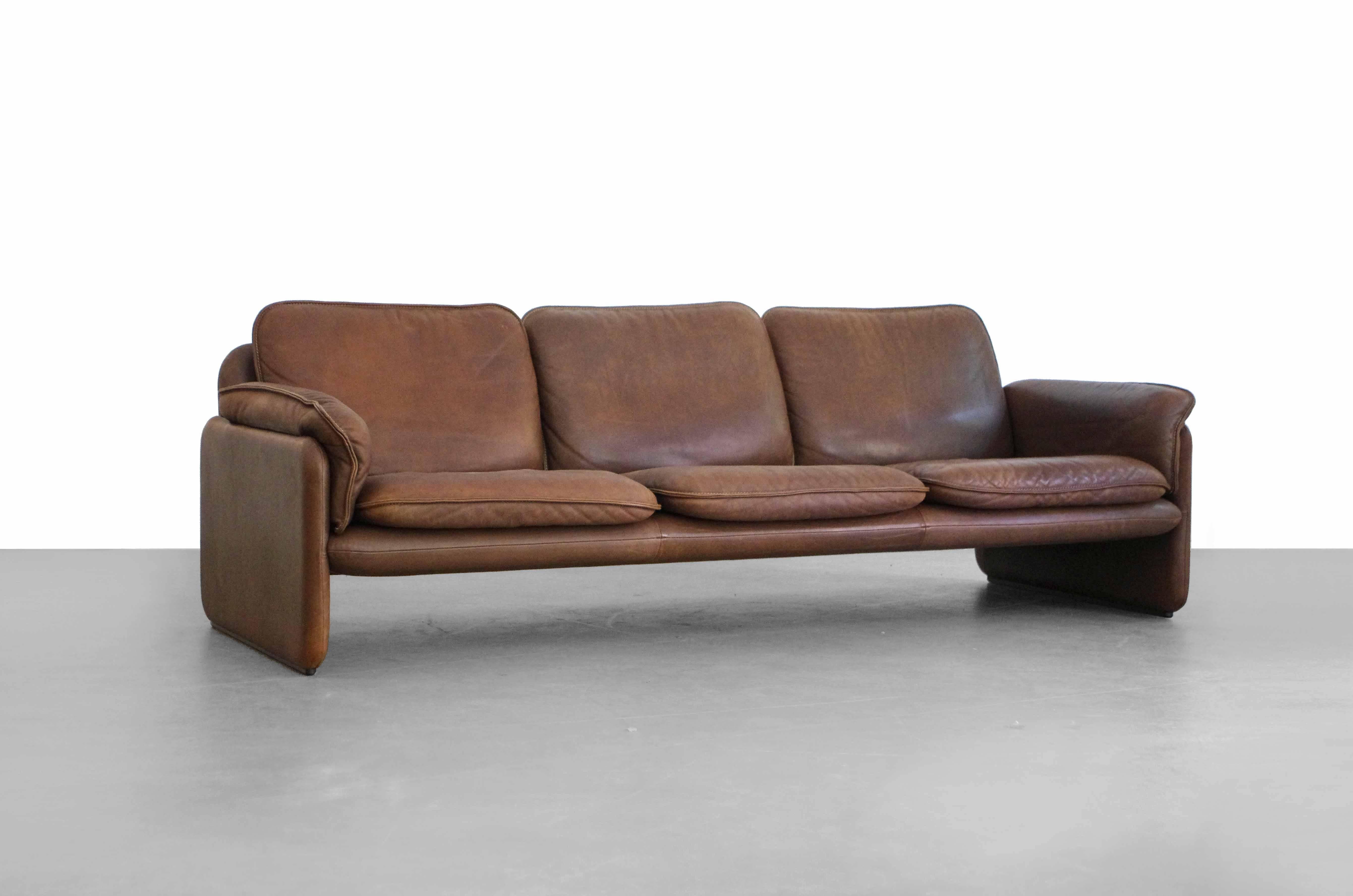 De Sede DS-61 sofa in dark brown leather.
Overall in a good condition. Little wear, leather with patina.
