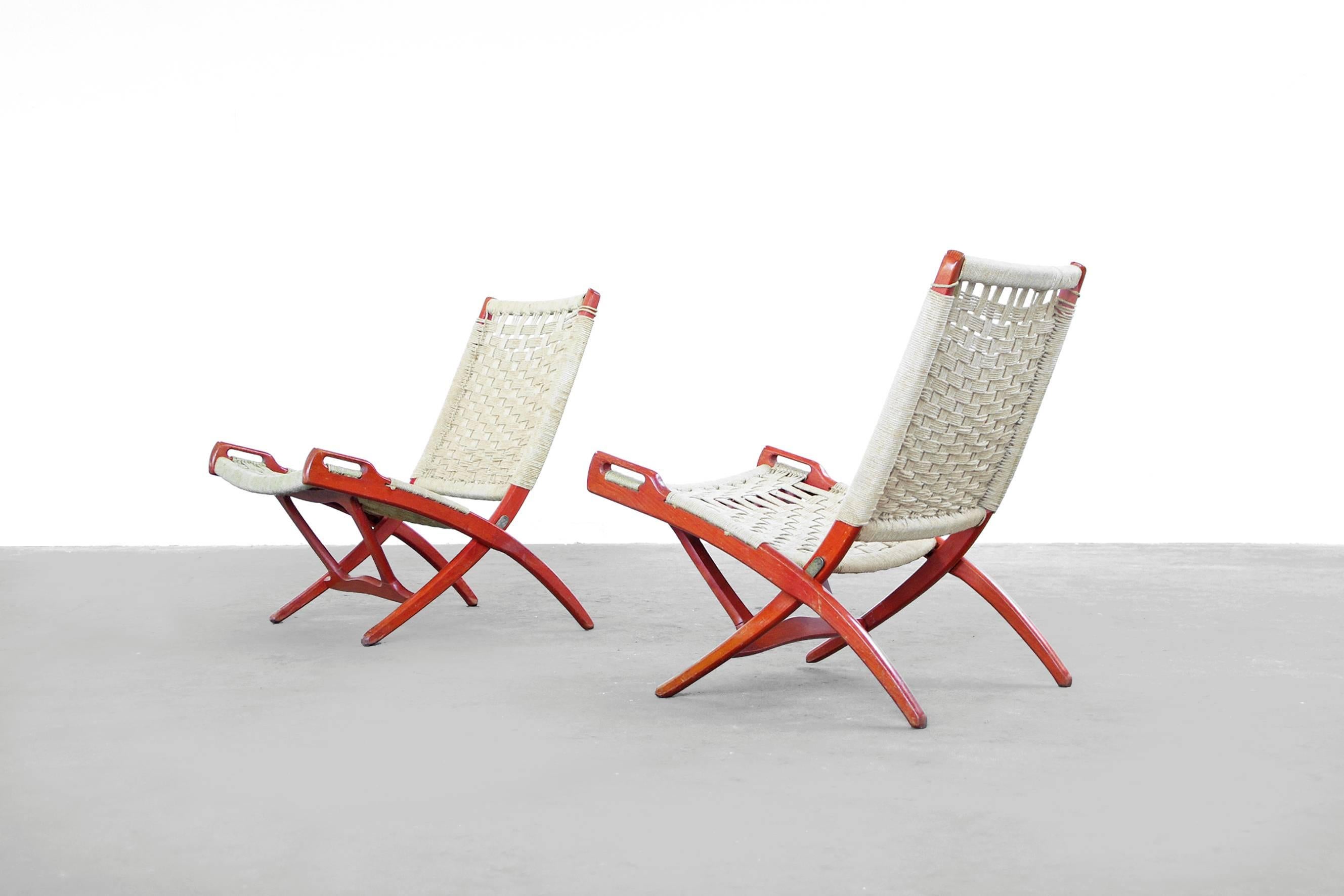 Beautiful folding chairs designed by Ebert Wels, England 1960.
They are very comfortable to sit thanks to the elastic of the rope.
The frame is out of red stained wood with beautiful details, such as the nice formed handles.
Overall in a good