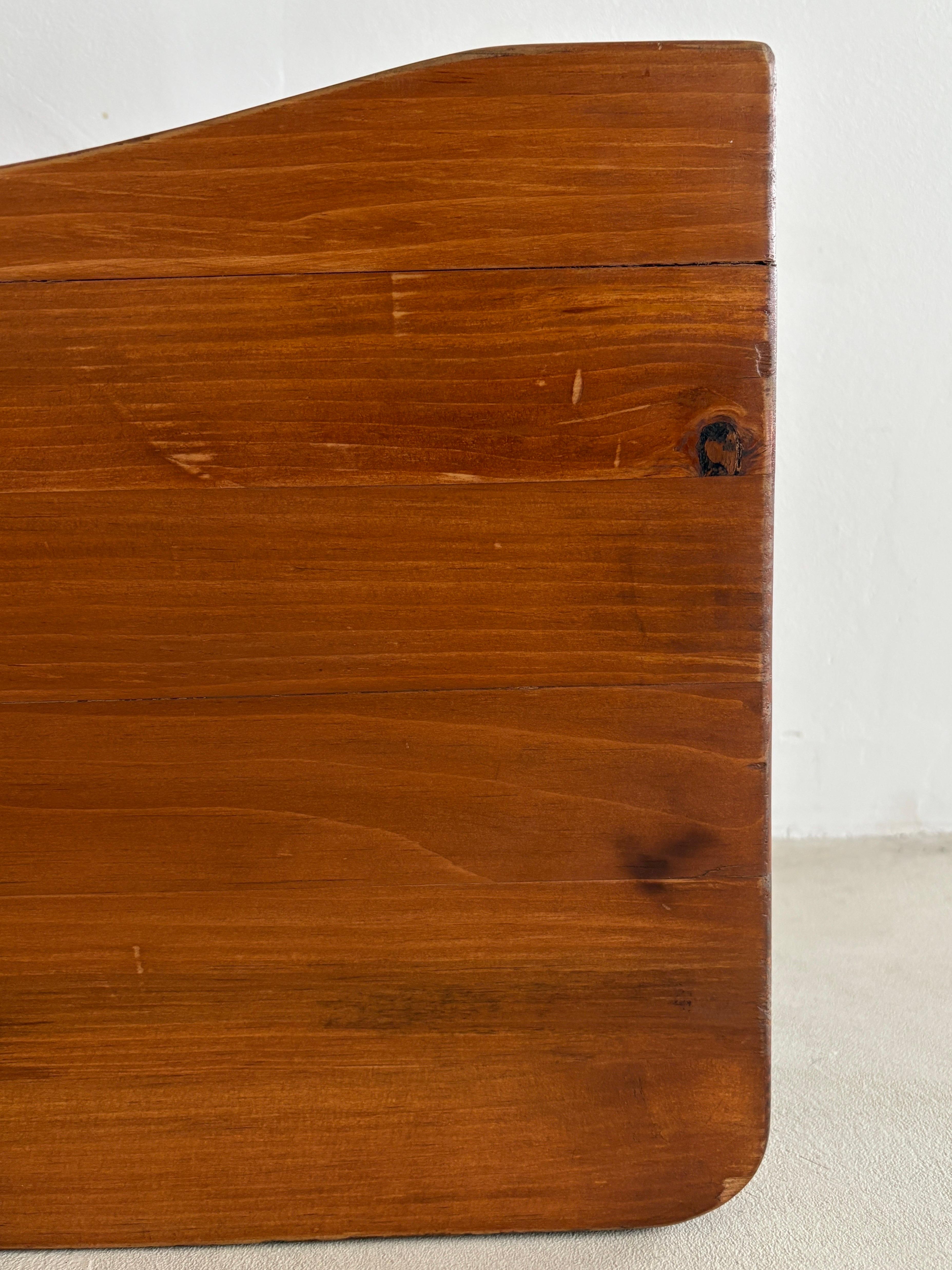 Pin Tabouret en pin sculpté, fabriqué à la main, à la manière du modernisme scandinave en vente