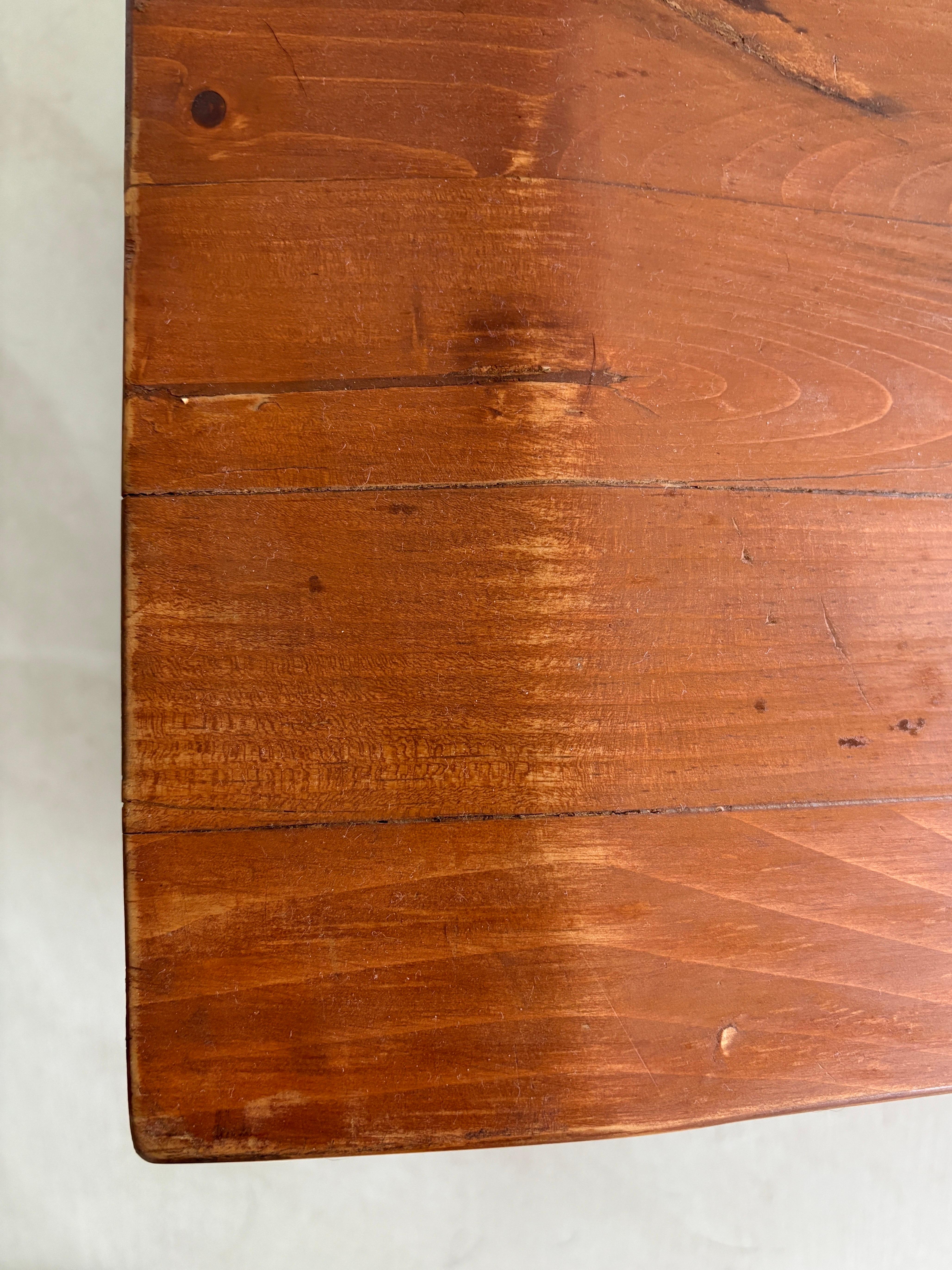 Tabouret en pin sculpté, fabriqué à la main, à la manière du modernisme scandinave en vente 1