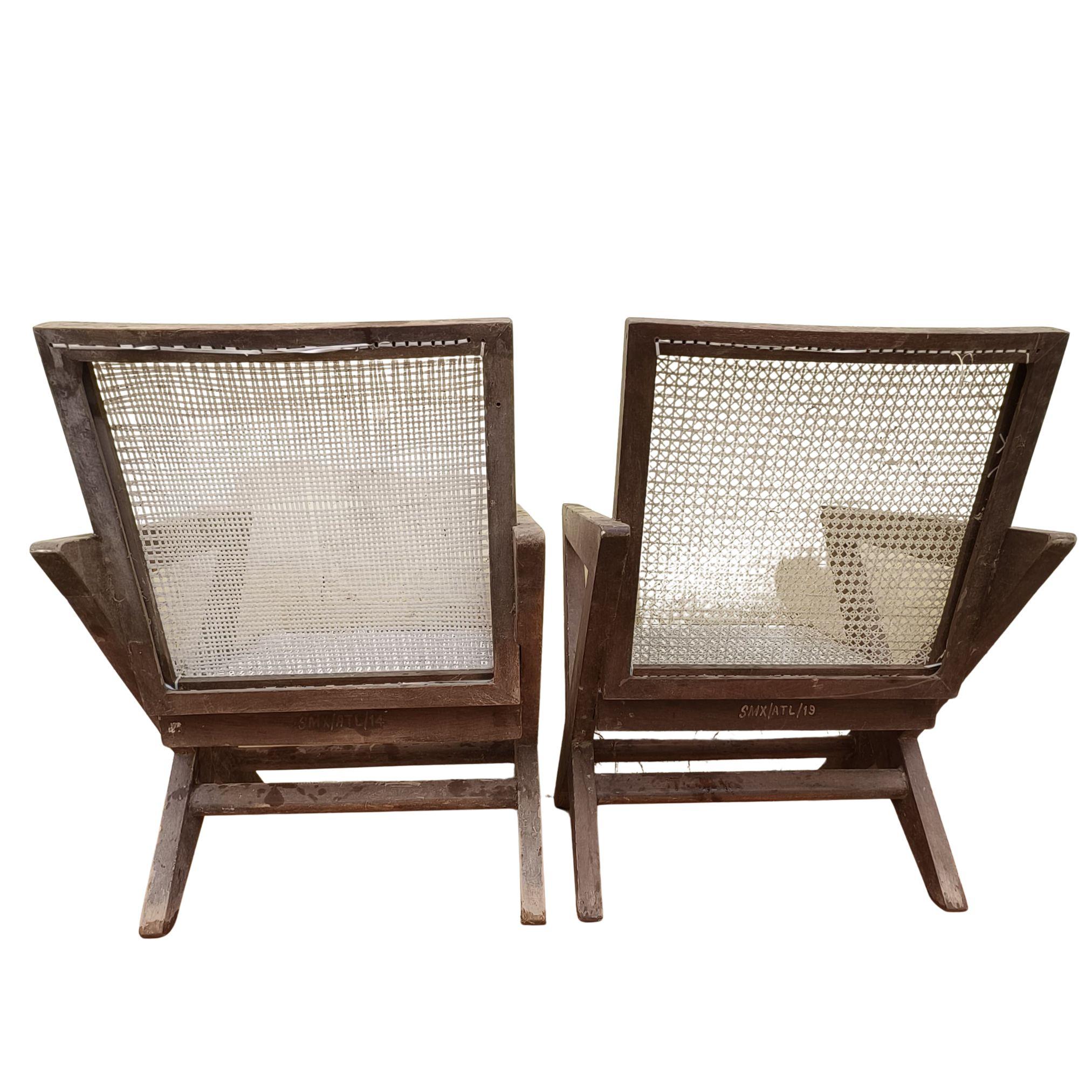 Milieu du XXe siècle Un set de 2 authentiques Pierre Jeanneret  Chaises à pieds en X PJ-SI-45-A, Inde, années 1950