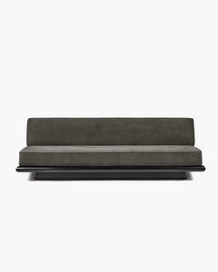 Ann Demeulemeester Dreisitzer-Sofa aus taupefarbenem, dunkelbraunem Samt, Belgien