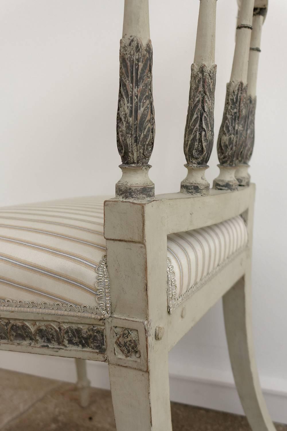 Fin du XVIIIe siècle Ensemble de six chaises de salle à manger suédoises peintes de style gustavien de la fin du XVIIIe siècle en vente