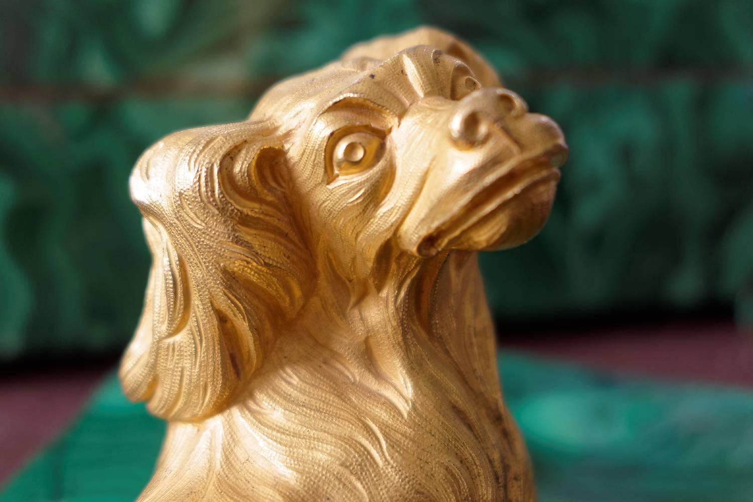 Ein sehr schöner russischer Briefbeschwerer aus Goldbronze mit Malachitfurnier aus dem frühen bis mittleren 19. Der Sockel ist rechteckig und wird von einem Modell eines liegenden Cavalier King Charles Spaniels aus vergoldeter Bronze gekrönt. Auf