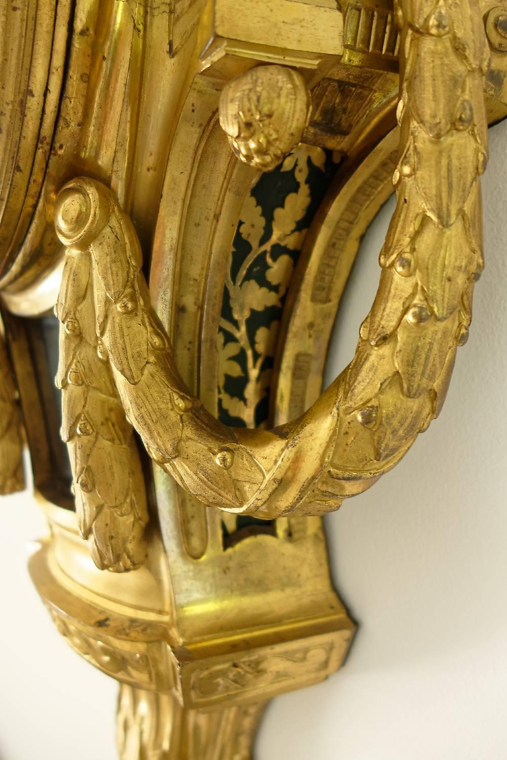 Doré Fin du XVIIIe siècle, horloge de cartel néoclassique en bronze doré et bronze d'orfèvrerie de Louis XVI en vente