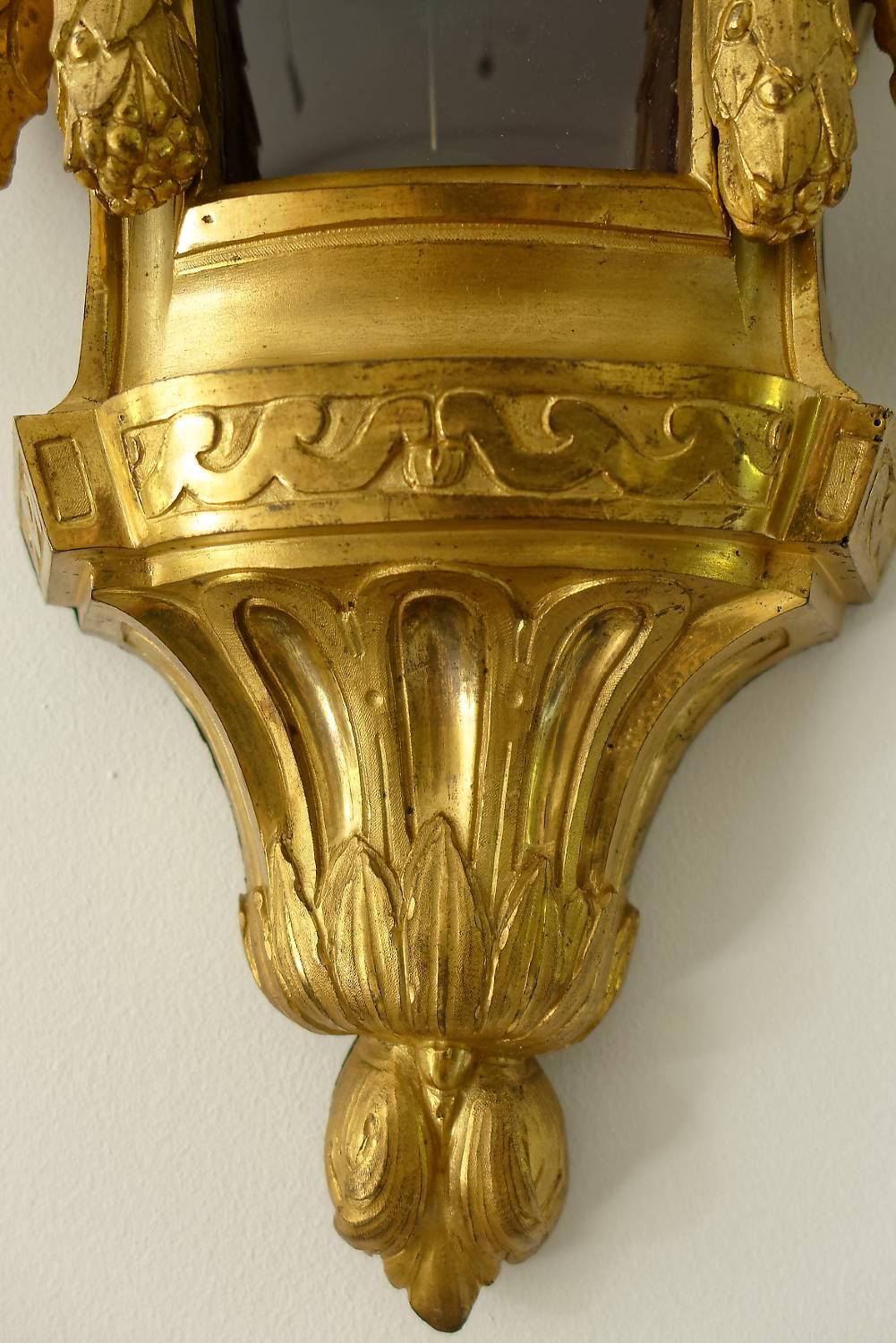 Fin du XVIIIe siècle, horloge de cartel néoclassique en bronze doré et bronze d'orfèvrerie de Louis XVI Bon état - En vente à Worpswede / Bremen, DE