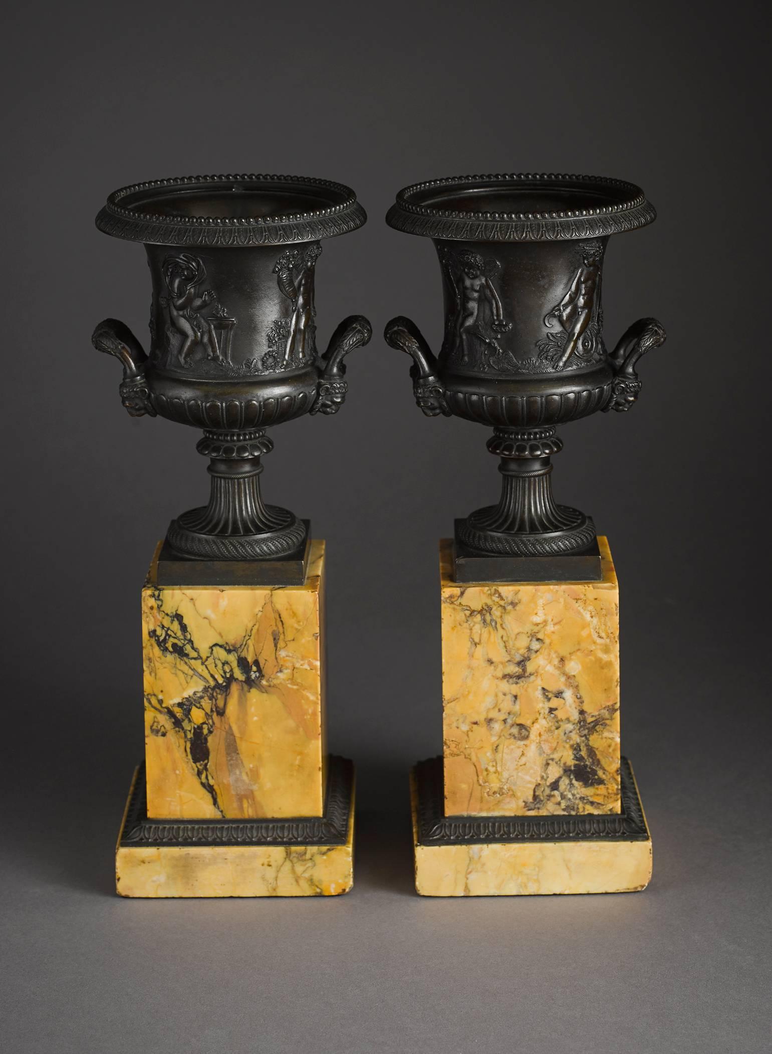 Néoclassique Paire d'urnes en bronze de style néoclassique français du début du 19e siècle sur piédestal en marbre en vente