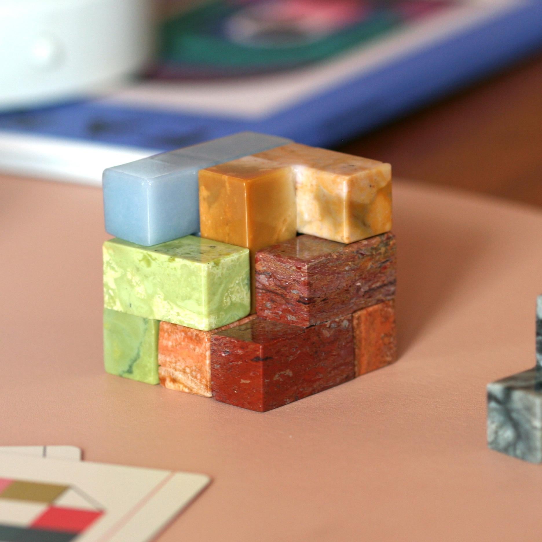 Intagliato Puzzle di pietre preziose colorate Soma Cube 3D in vendita
