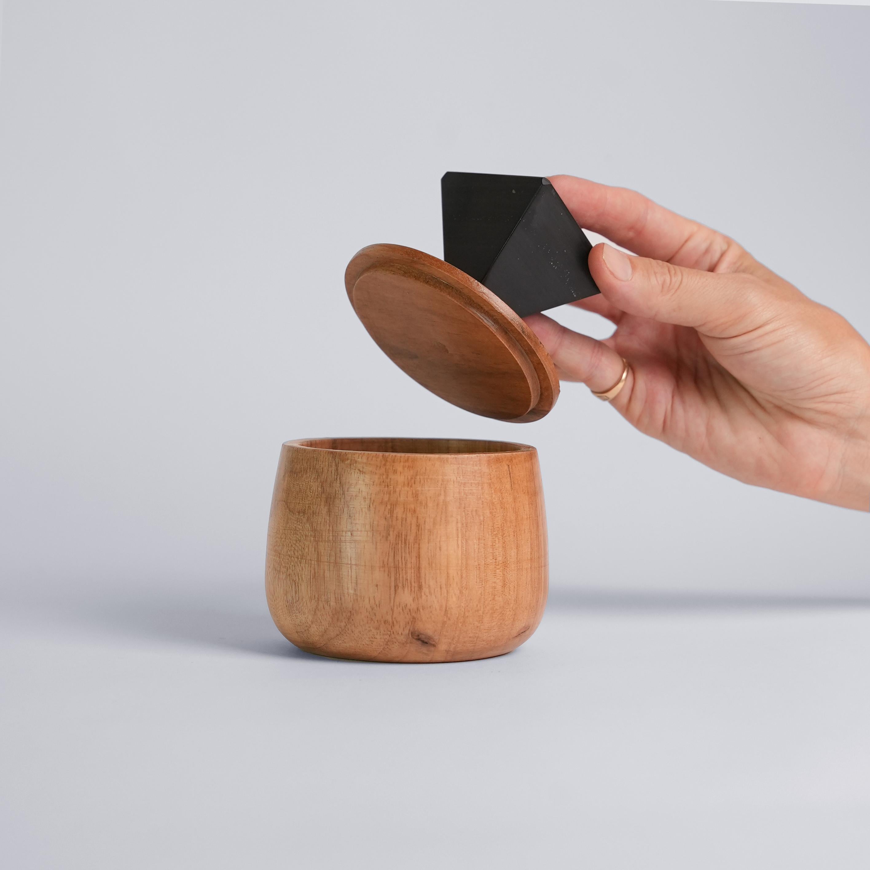 Boîte à bijoux ronde en bois avec poignée en onyx noir Neuf - En vente à Pacasmayo, PE