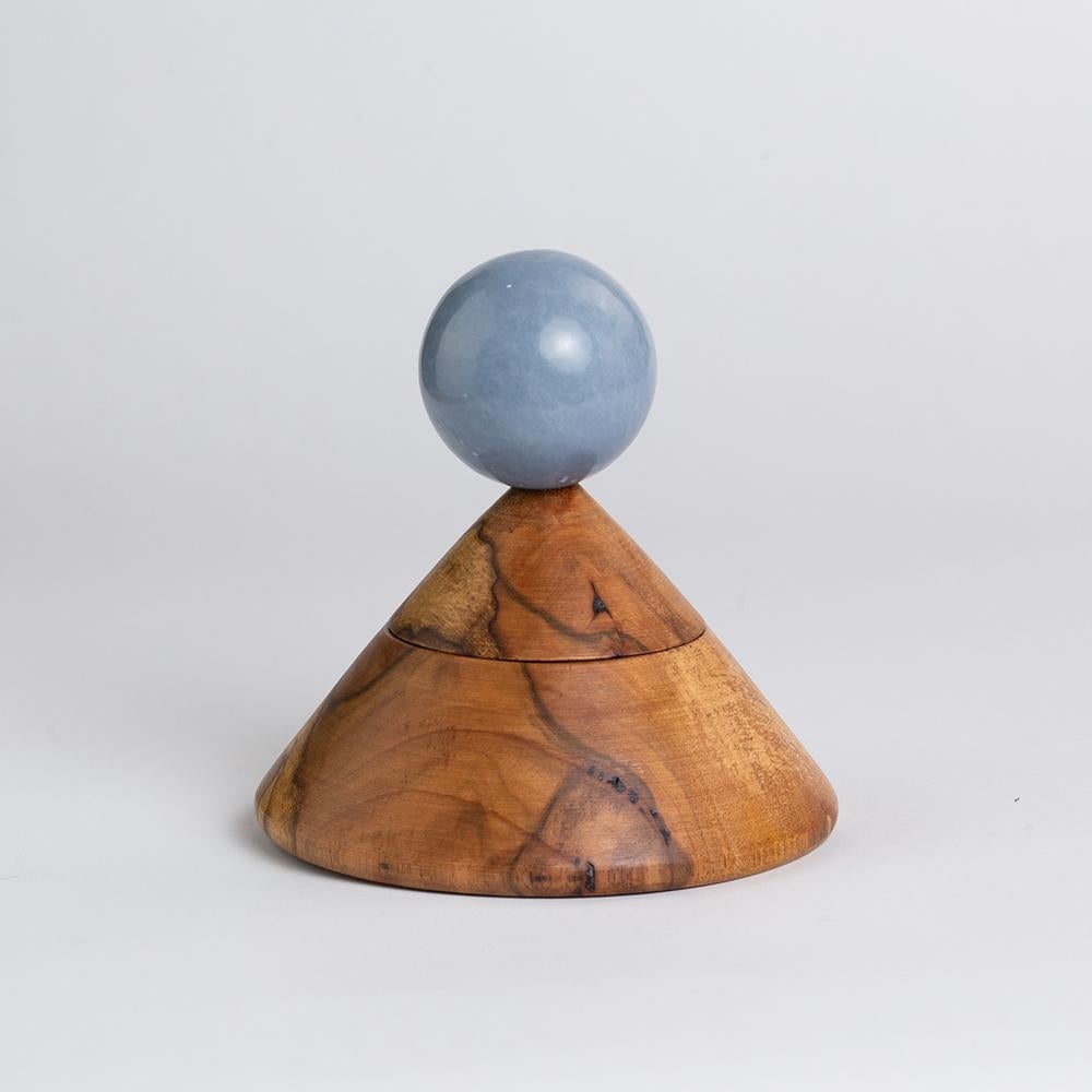 Bewahren Sie Ihre Schätze in dem geometrischen Cool Container auf, der aus Cachimbo-Holz handgeschnitzt und mit einem echten Halbedelstein verziert ist. Ein elegantes Schmuckkästchen für Schmuck, Schmuckstücke und Andenken.

Die kegelförmige