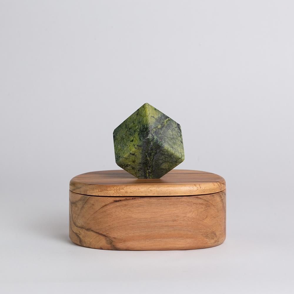 Rangez vos trésors dans la boîte à bijoux de forme ovale, sculptée à la main dans du bois de Cachimbo et ornée de la beauté brute d'une pierre semi-précieuse en serpentine. Une boîte à bijoux élégante pour les bijoux, les bibelots et les