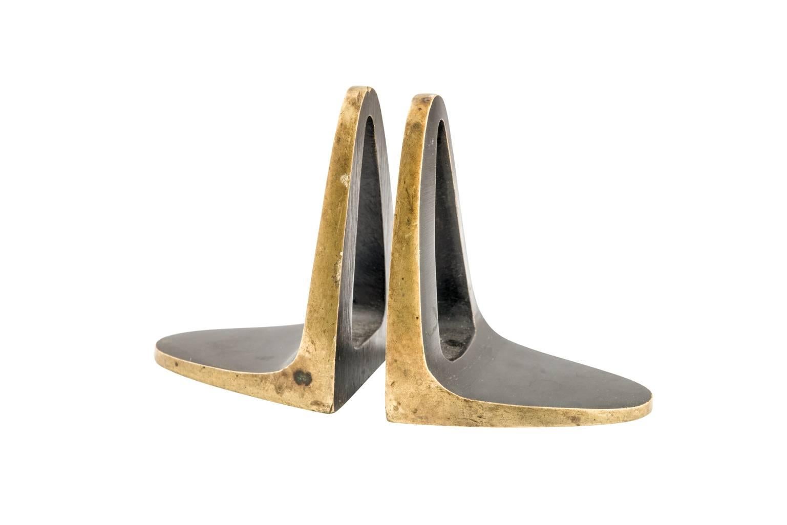In the late 1920s the Werkstatte Hagenauer increased their range of objects gradually by niche products. The Werstatte Hagenauer aimed to provide all sorts of everyday life goods as possible. These two bookends were made around 1928 and are a good
